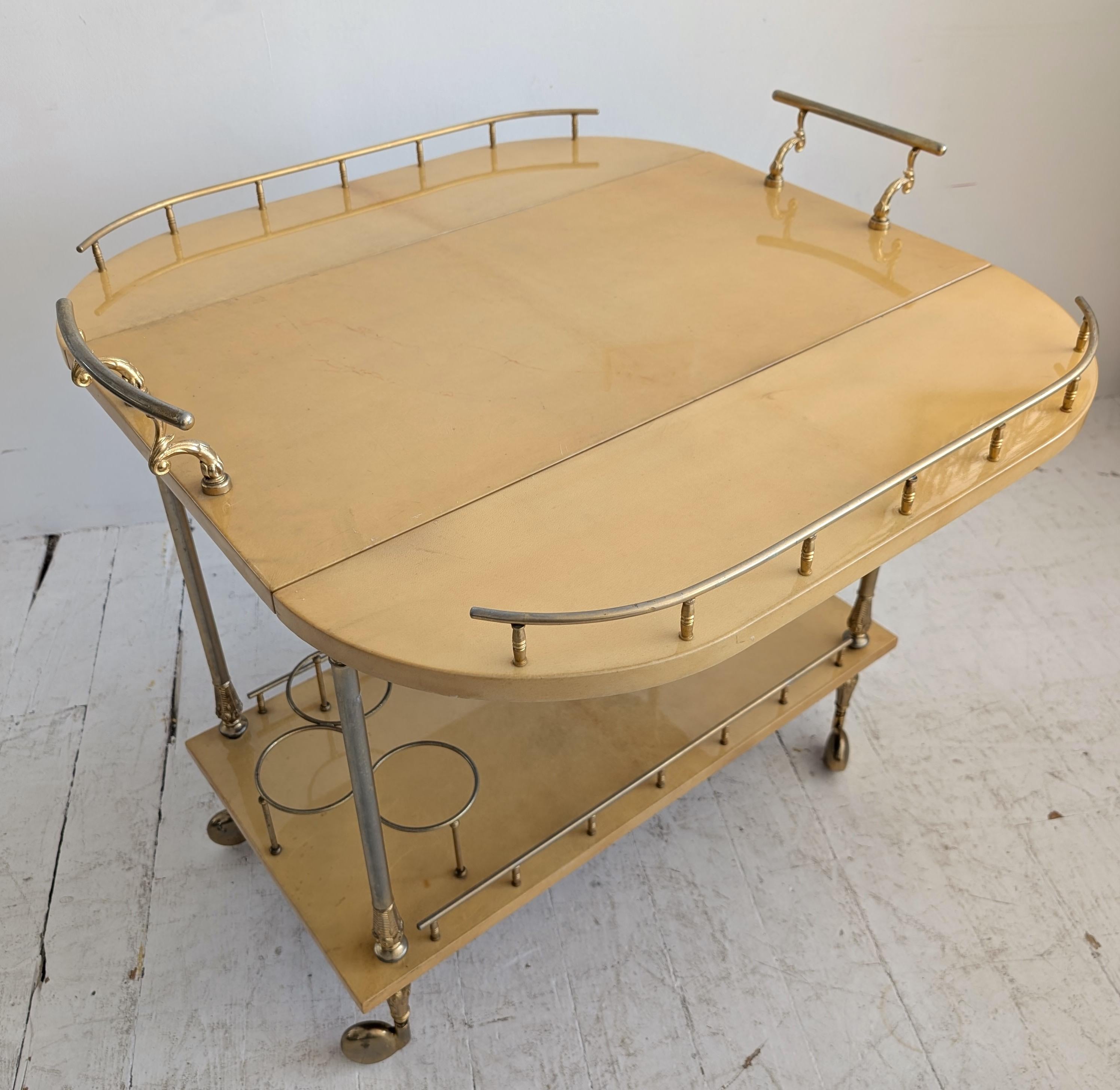 Chariot à boissons / chariot de bar vintage italien en parchemin laqué par Aldo Tura années 1960 en vente 6