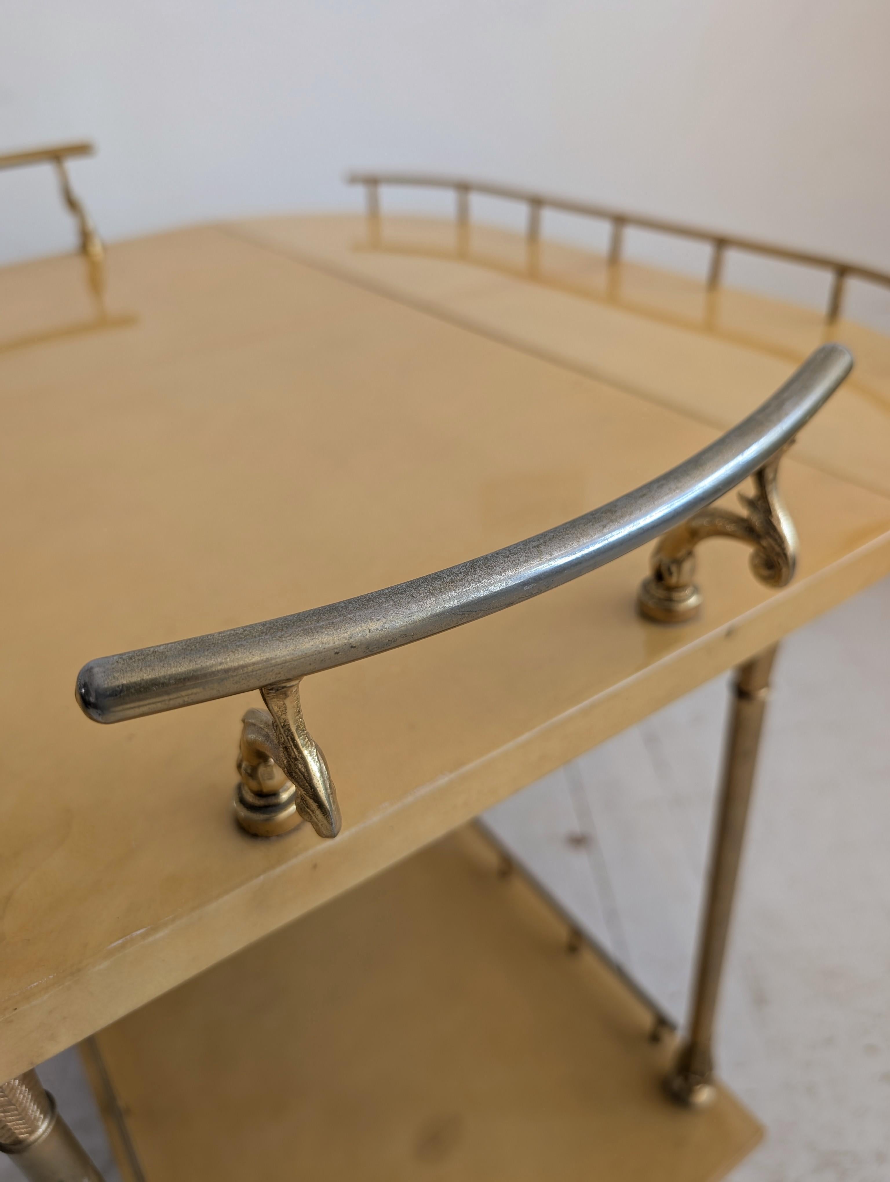 Chariot à boissons / chariot de bar vintage italien en parchemin laqué par Aldo Tura années 1960 en vente 7