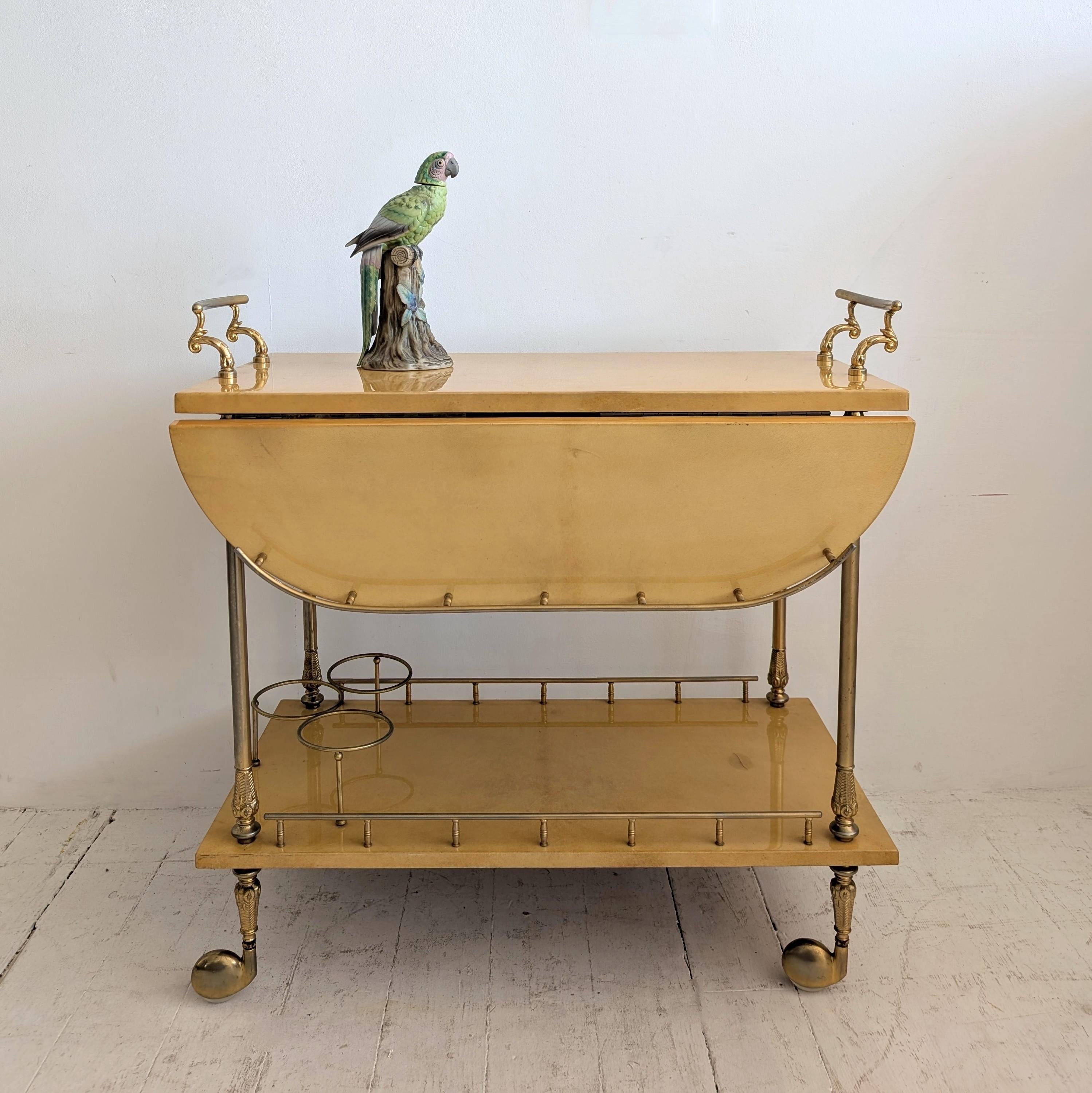 Mid-Century Modern Chariot à boissons / chariot de bar vintage italien en parchemin laqué par Aldo Tura années 1960 en vente