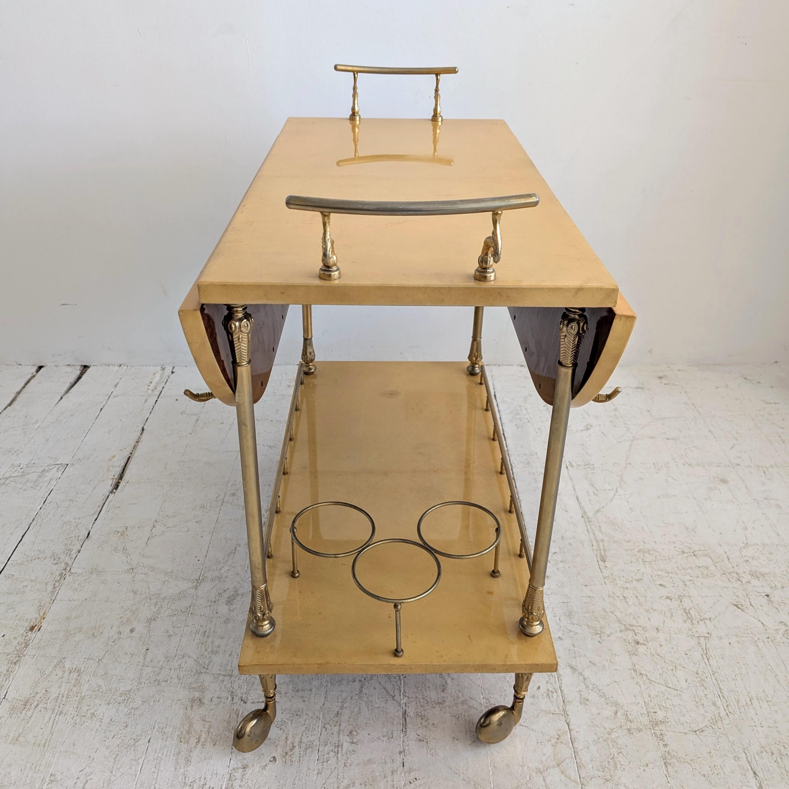 Chariot à boissons / chariot de bar vintage italien en parchemin laqué par Aldo Tura années 1960 Bon état - En vente à Hastings, GB