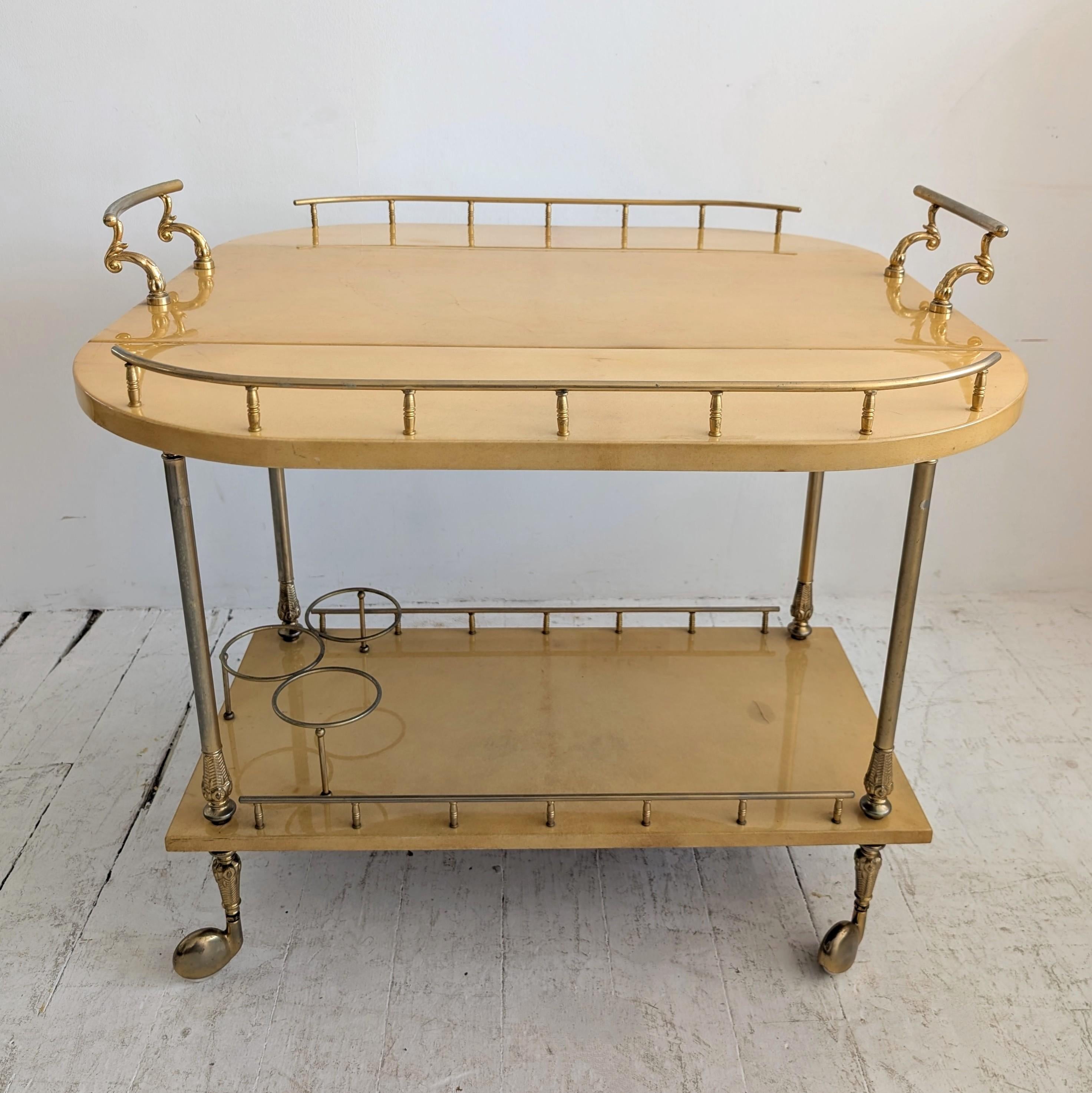 20ième siècle Chariot à boissons / chariot de bar vintage italien en parchemin laqué par Aldo Tura années 1960 en vente
