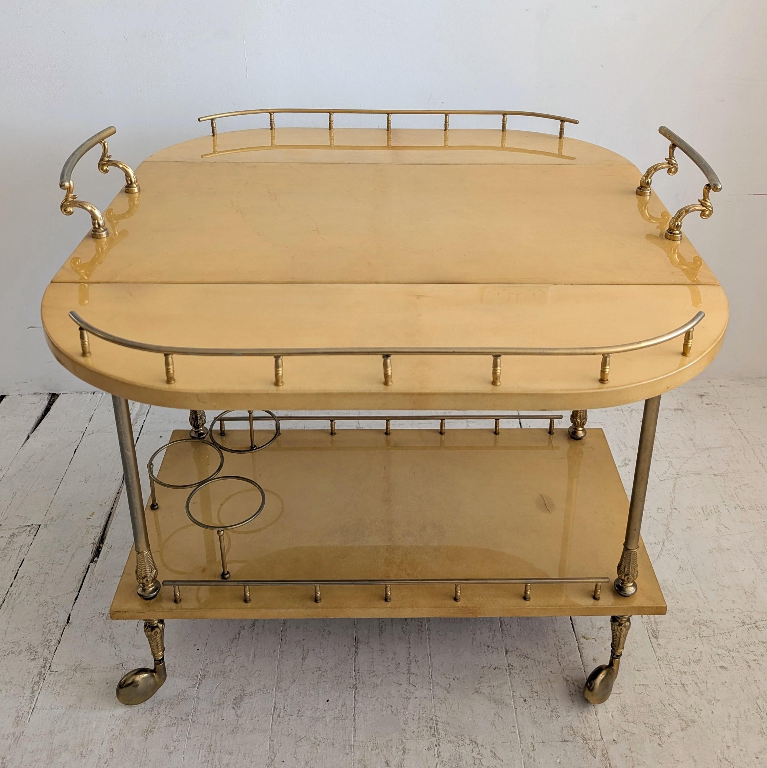 Métal Chariot à boissons / chariot de bar vintage italien en parchemin laqué par Aldo Tura années 1960 en vente