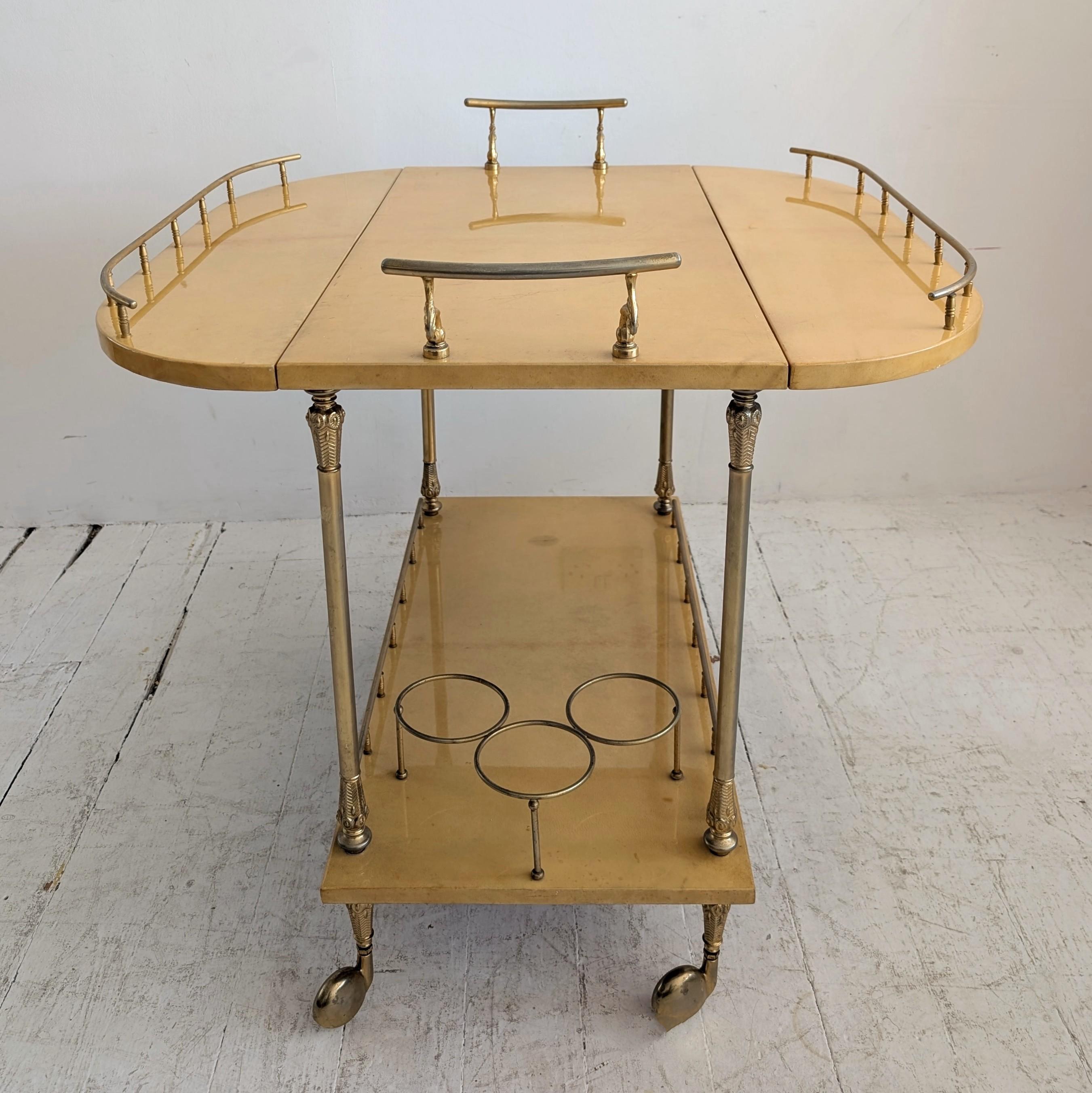 Chariot à boissons / chariot de bar vintage italien en parchemin laqué par Aldo Tura années 1960 en vente 1