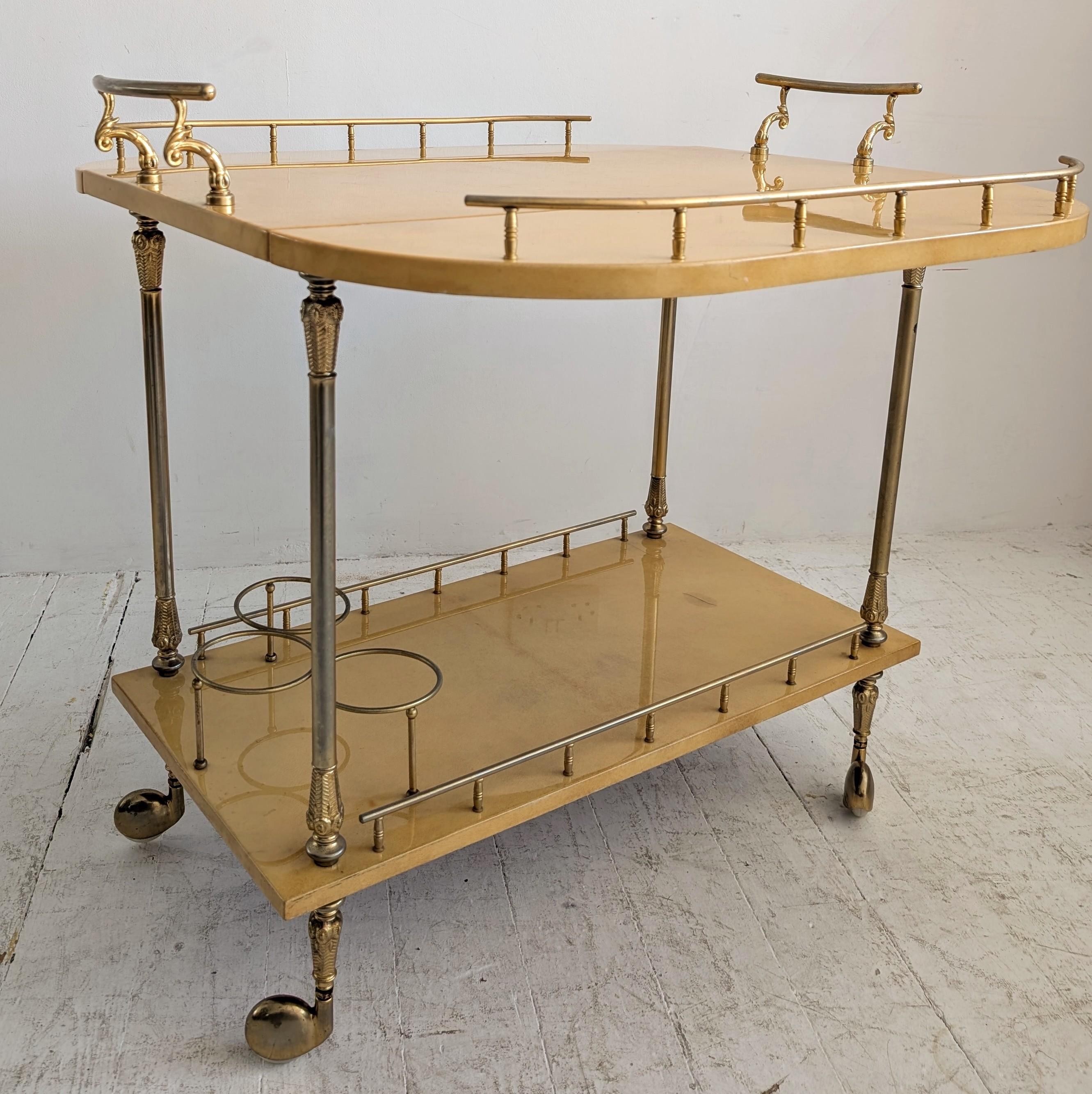 Chariot à boissons / chariot de bar vintage italien en parchemin laqué par Aldo Tura années 1960 en vente 2