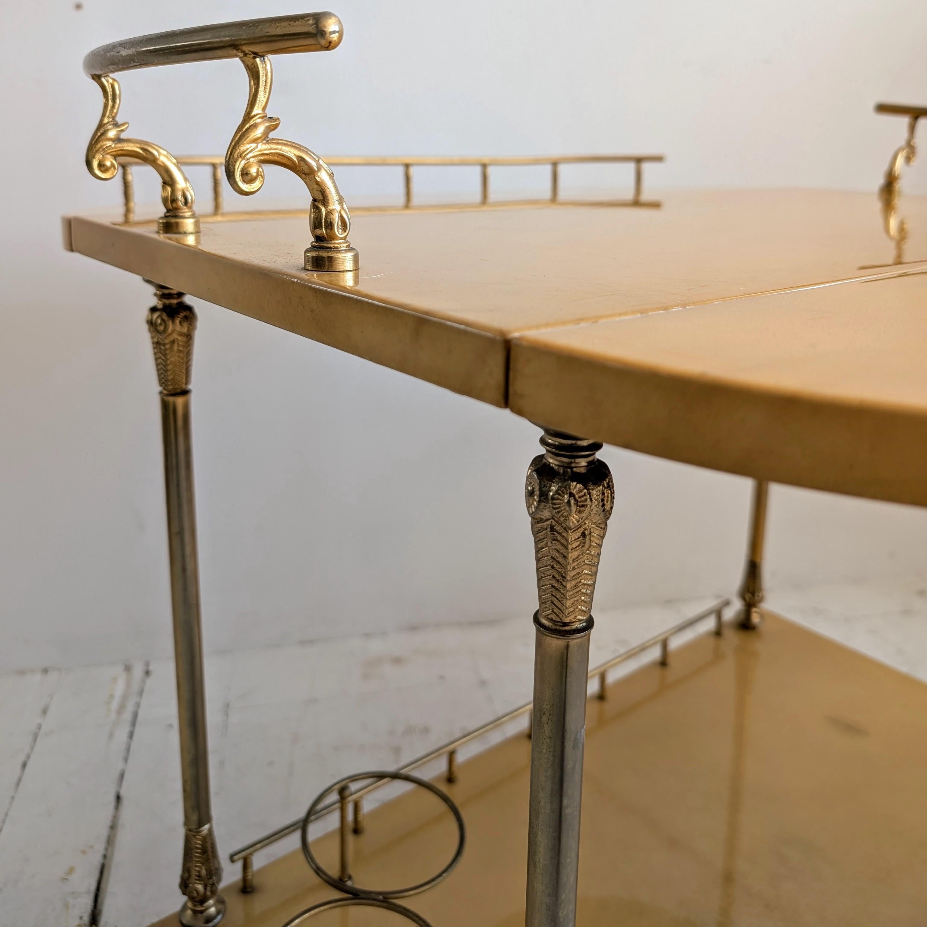 Chariot à boissons / chariot de bar vintage italien en parchemin laqué par Aldo Tura années 1960 en vente 3