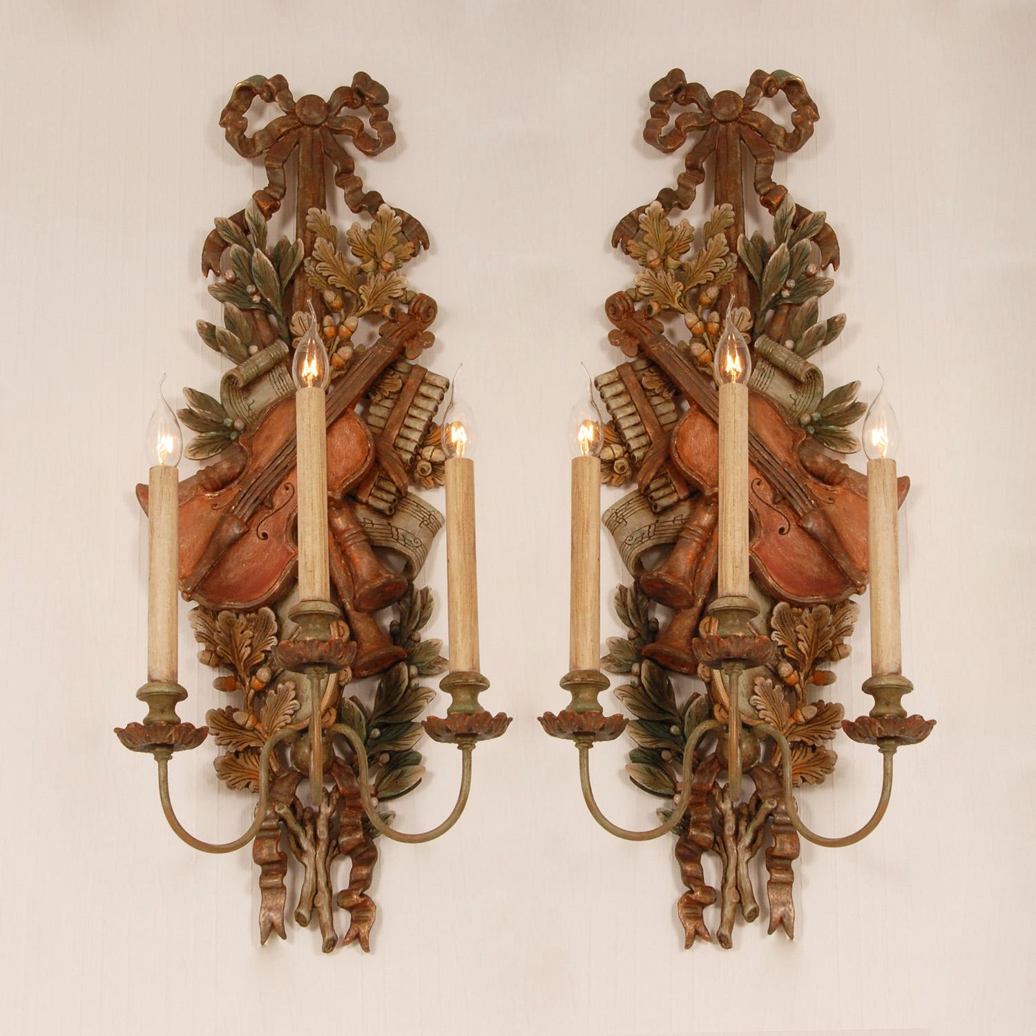Tall Italian carved sconces, polychrome painted in soft colors.
Material: Linden wood
Styles: Italian, French, Louis XVI, Antique, Neoclassical, French Provincial, French Country, Vintage
Origin: Italy, 1960s
A pair three light electrified carved