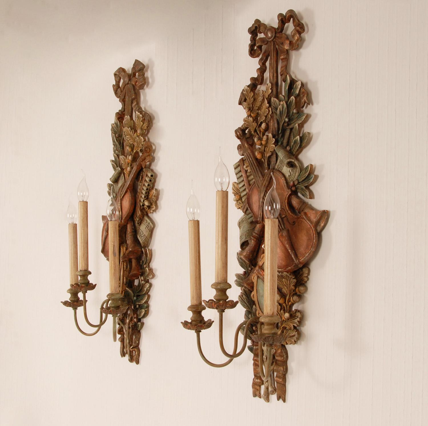 Vintage Italian Lamps Carved NeoClassical Music Trophies Wall Sconces a pair In Good Condition For Sale In Wommelgem, VAN