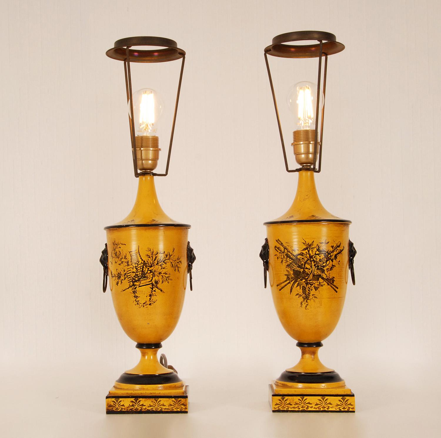 Vintage Italian Lamps Yellow Neoclassical Lion Traditional Table Lamps a pair For Sale 5