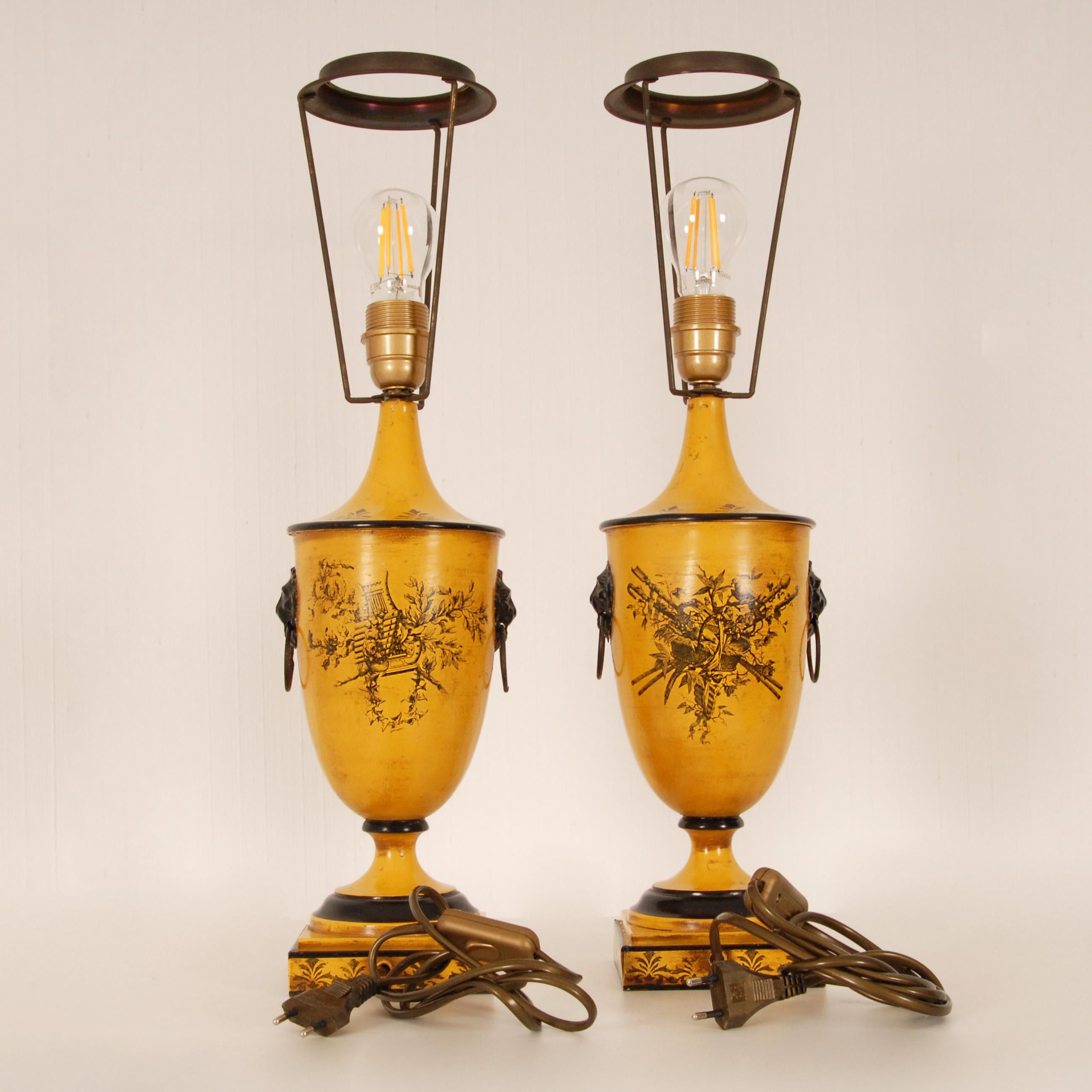 Vintage Italian Lamps Yellow Neoclassical Lion Traditional Table Lamps a pair For Sale 6