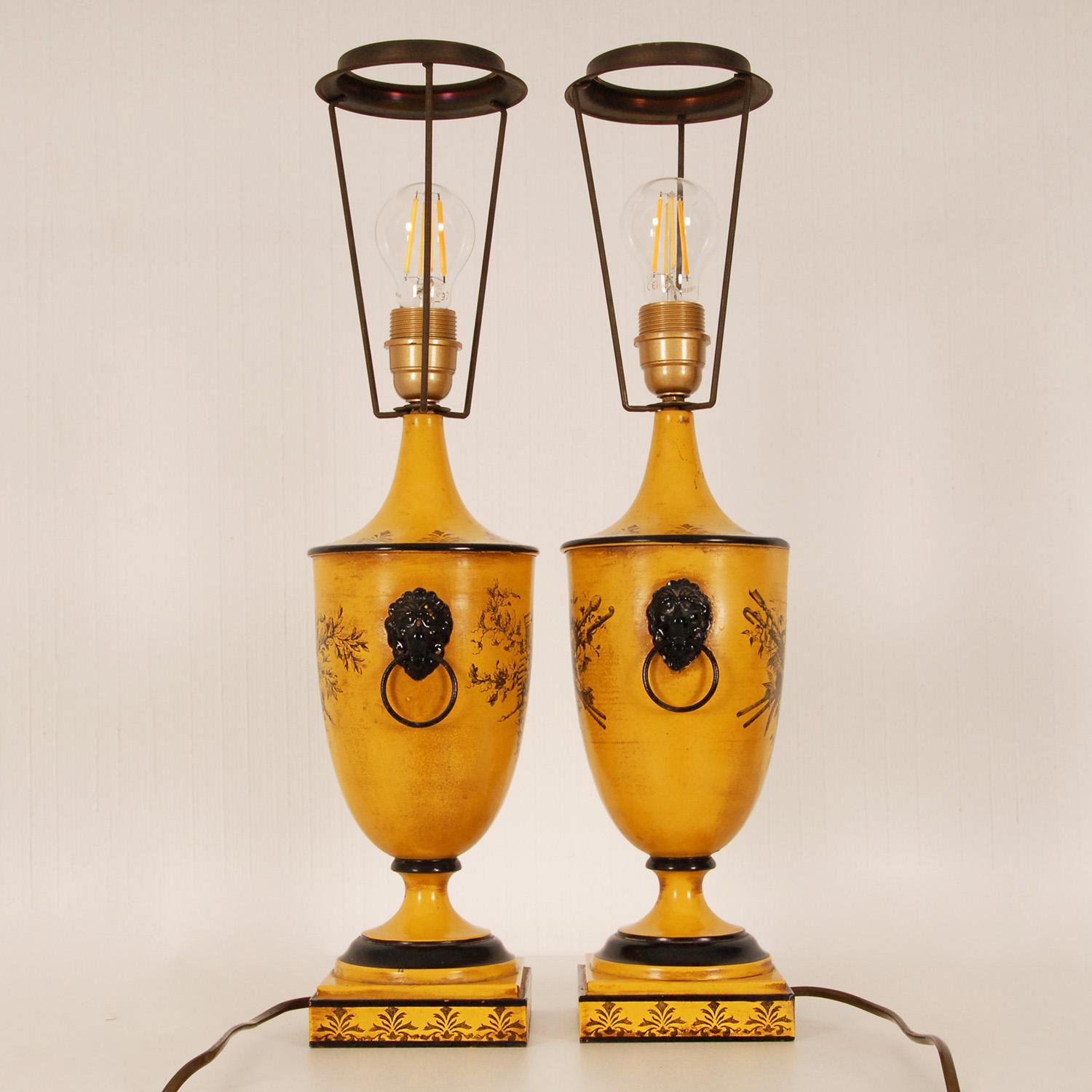 Vintage Italian Lamps Yellow Neoclassical Lion Traditional Table Lamps a pair In Good Condition For Sale In Wommelgem, VAN