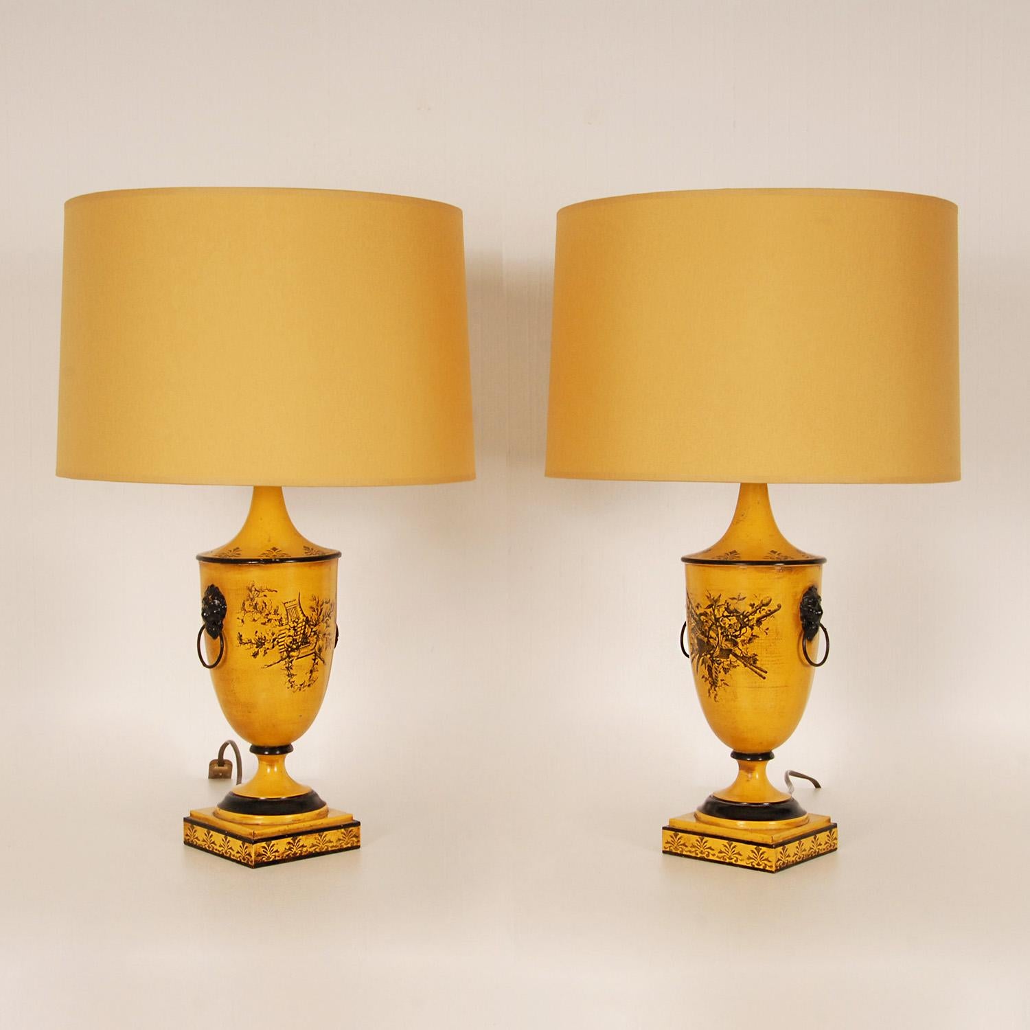 Vintage Italian Lamps Yellow Neoclassical Lion Traditional Table Lamps a pair For Sale 3