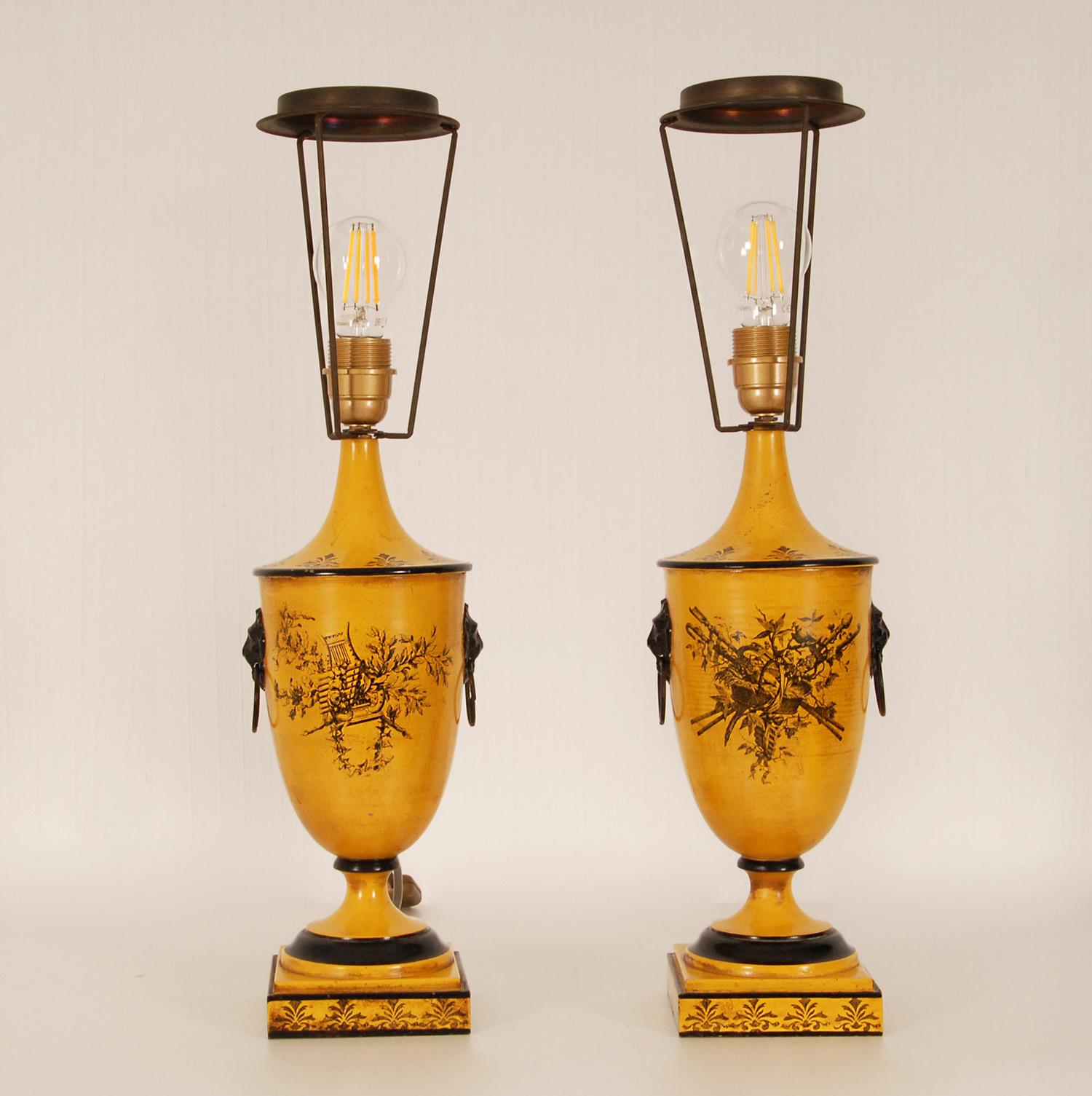 Vintage Italian Lamps Yellow Neoclassical Lion Traditional Table Lamps a pair For Sale 4