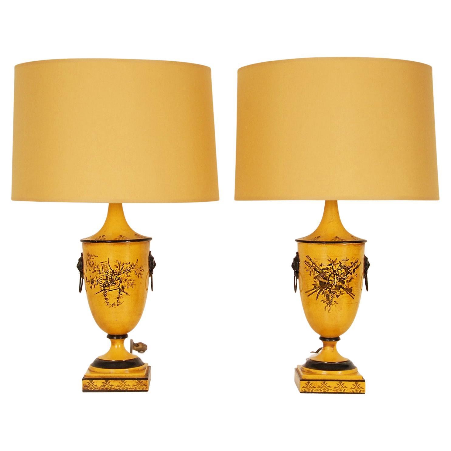 Paire de lampes de bureau italiennes vintage jaune néoclassiques avec lion traditionnel