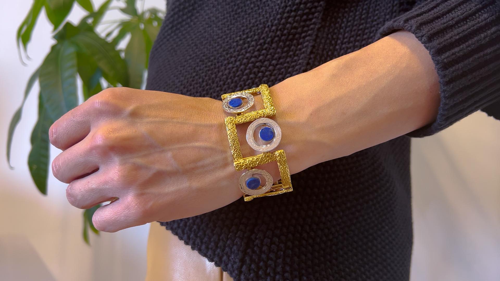 Un bracelet vintage italien en lapis-lazuli, or 18k, deux tons. Avec 7 pièces de lapiz-lazuli poli. Whiting en or jaune et blanc 18 carats, signé Galoppi et UnoAErre avec poinçons italiens. Circa 1970. Le bracelet mesure 7 pouces de long et 1 3/16