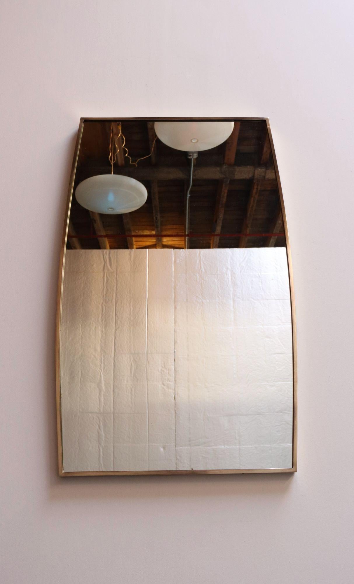 Gran espejo de pared rectangular de latón italiano de época a la manera de Gio Ponti Moderno de mediados de siglo en venta