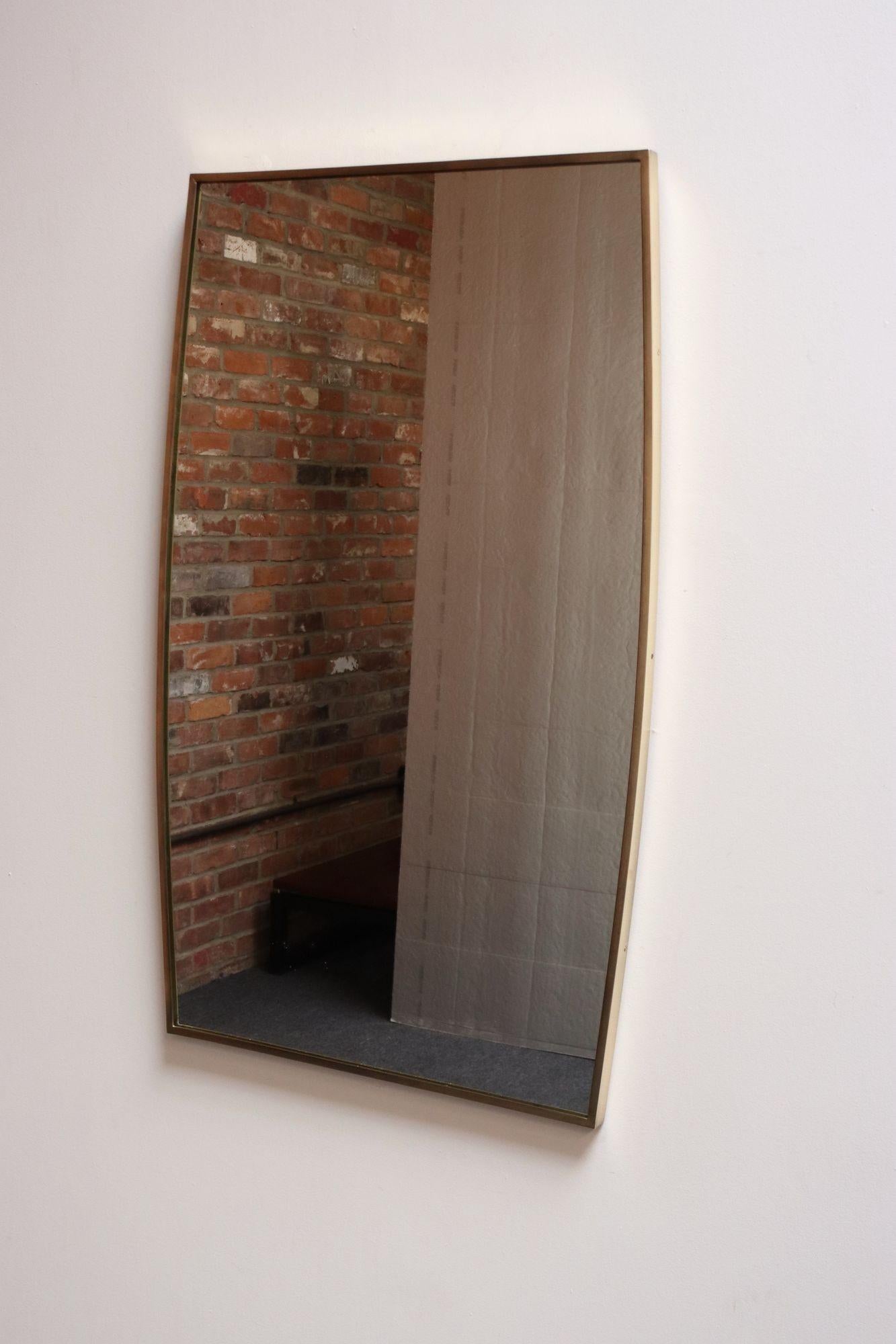 Atractivo espejo de pared irregular rectangular/en forma de barco, de latón macizo, a la manera de Gio Ponti (años 50, Italia).
El latón se ha pulido de nuevo, pero sigue estando ligeramente desgastado, como se muestra. El cristal está limpio.
Muy