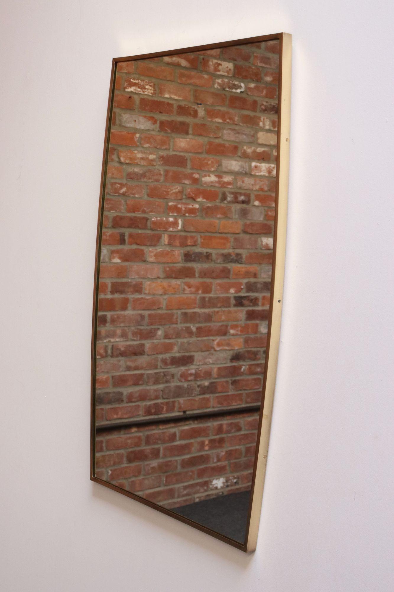 Gran espejo de pared rectangular de latón italiano de época a la manera de Gio Ponti Italiano en venta