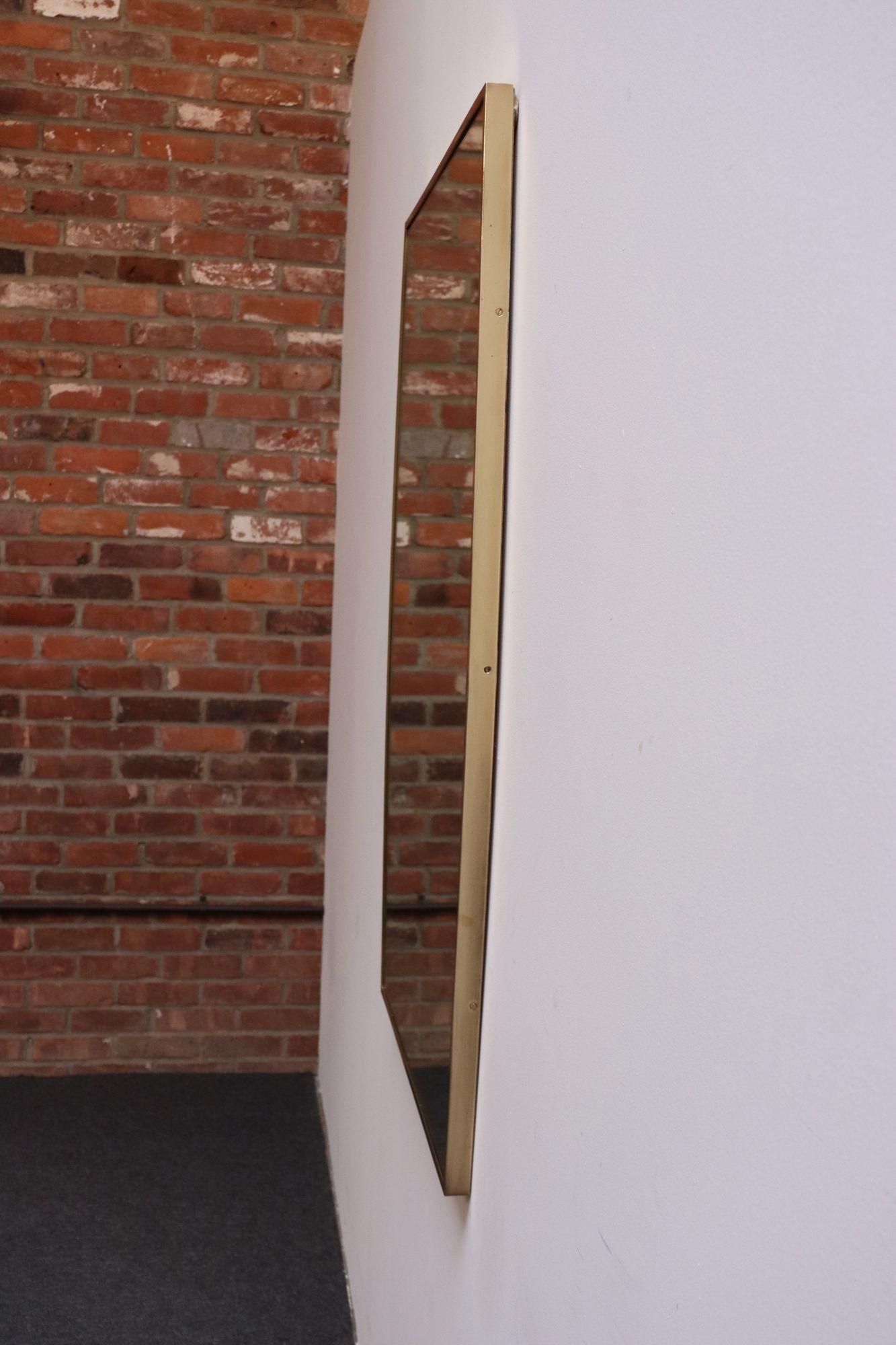 Gran espejo de pared rectangular de latón italiano de época a la manera de Gio Ponti en Bueno estado para la venta en Brooklyn, NY