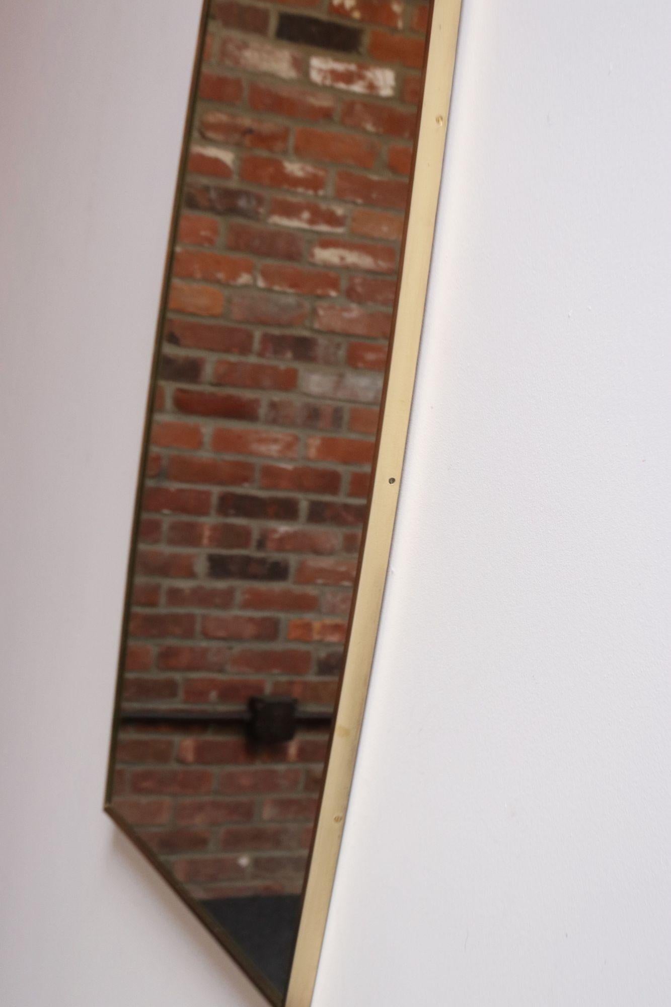 Gran espejo de pared rectangular de latón italiano de época a la manera de Gio Ponti Latón en venta