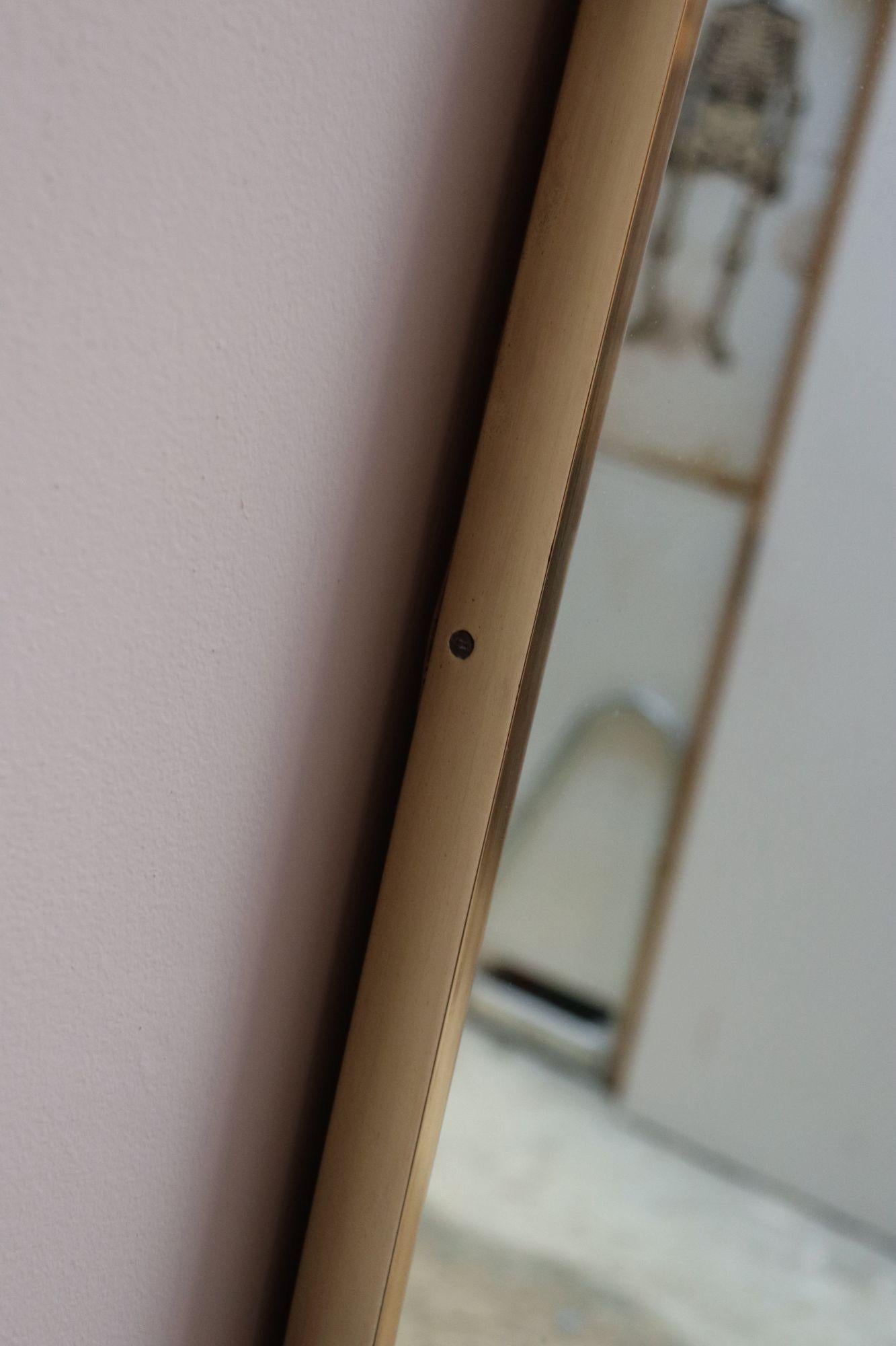 Gran espejo de pared rectangular de latón italiano de época a la manera de Gio Ponti en venta 2