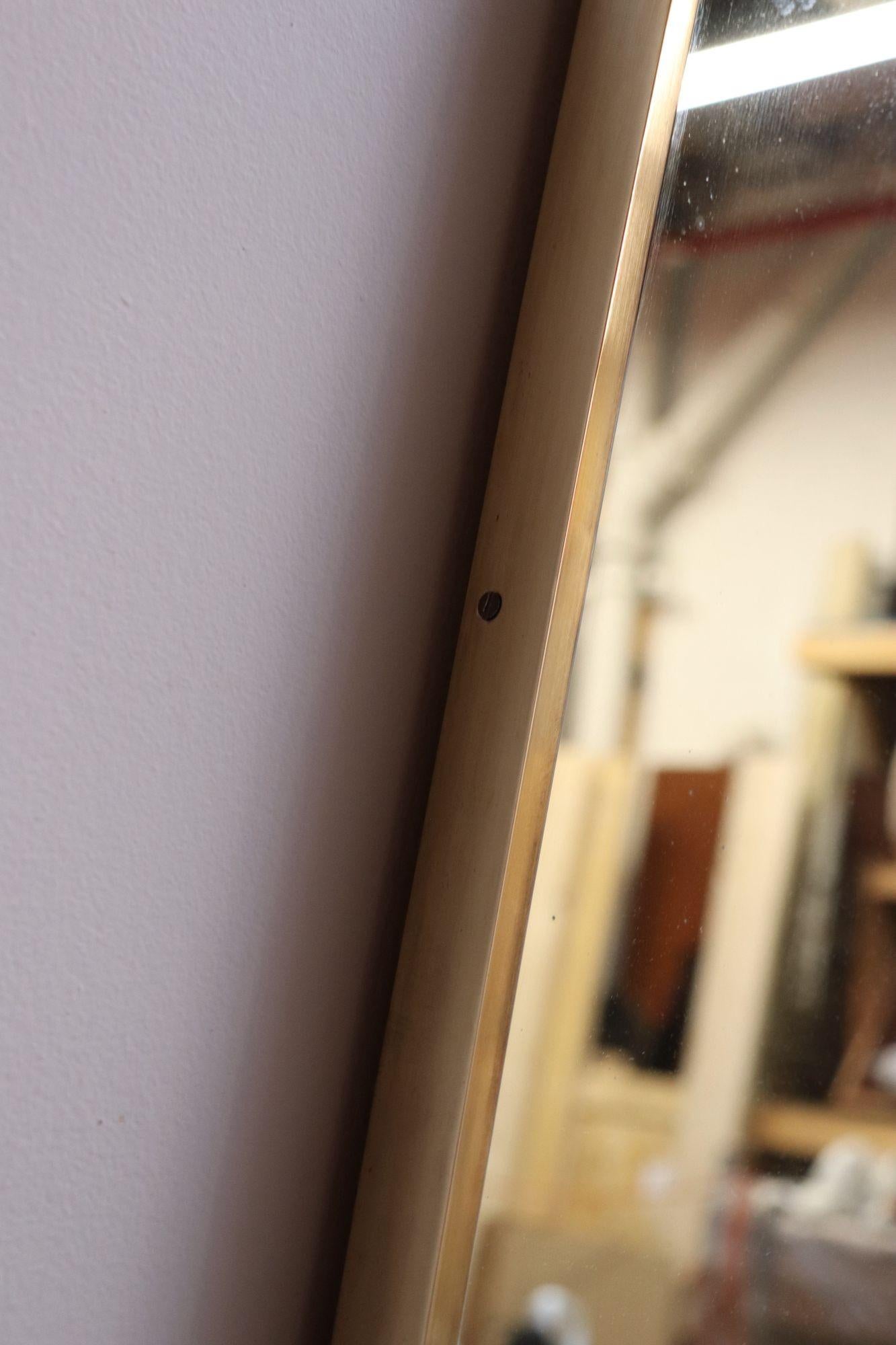 Gran espejo de pared rectangular de latón italiano de época a la manera de Gio Ponti en venta 3