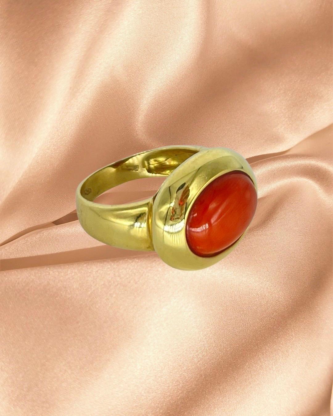 Vintage Red Coral Stone Ohrringe, Ring und Anhänger Set 18k Gold. Dies ist eine sehr schöne und kühne Set handgefertigt, um Perfektion in 18 Karat Gold. Das Gesamtgewicht beträgt 24,3 Gramm mit folgenden Maßen:
Die Ohrringe messen 18mm x 14mm und