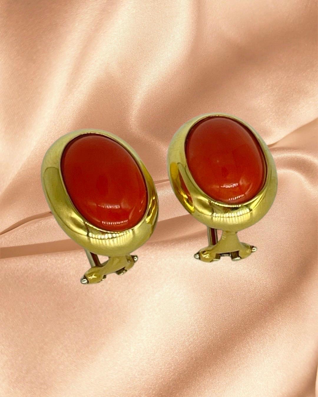 Boucles d'oreilles, bague et pendentif italiens vintage en or 18 carats avec grande pierre de corail rouge Excellent état - En vente à Miami, FL