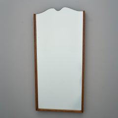 Specchio italiano d'epoca con cornice in legno duro a forma di scudo di grandi dimensioni