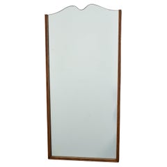 Specchio italiano d'epoca con cornice in legno duro a forma di scudo di grandi dimensioni