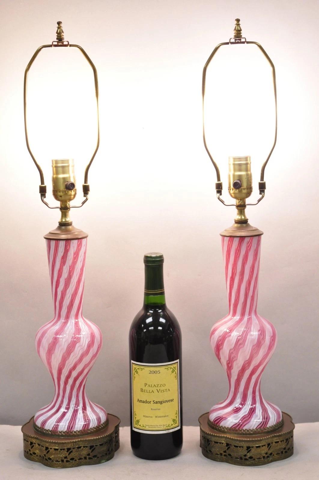 Vintage Italian Latticino Murano Cinta Rosa Remolino de Cristal Pequeñas Lámparas de Mesa Modernas de Mediano Siglo - un Par. Mediados del siglo XX. Medidas: 25,5