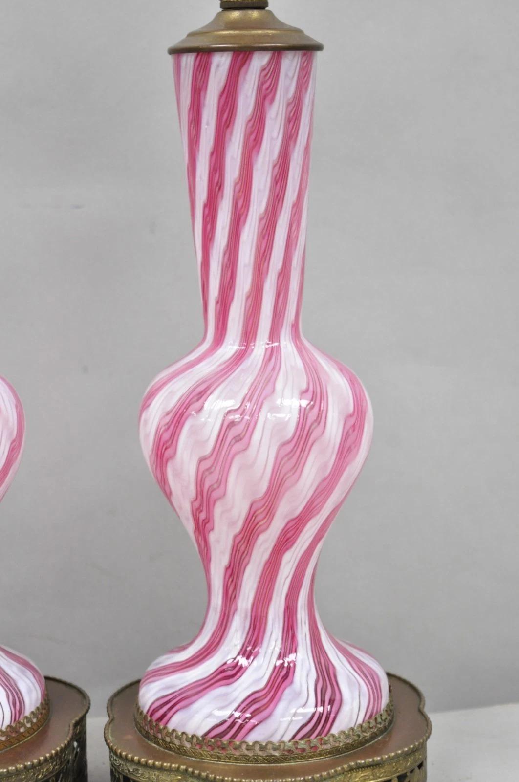 Lámpara de mesa pequeña Vintage Italian Latticino Murano Pink Ribbon Swirl Glass - Pareja en Bueno estado para la venta en Philadelphia, PA