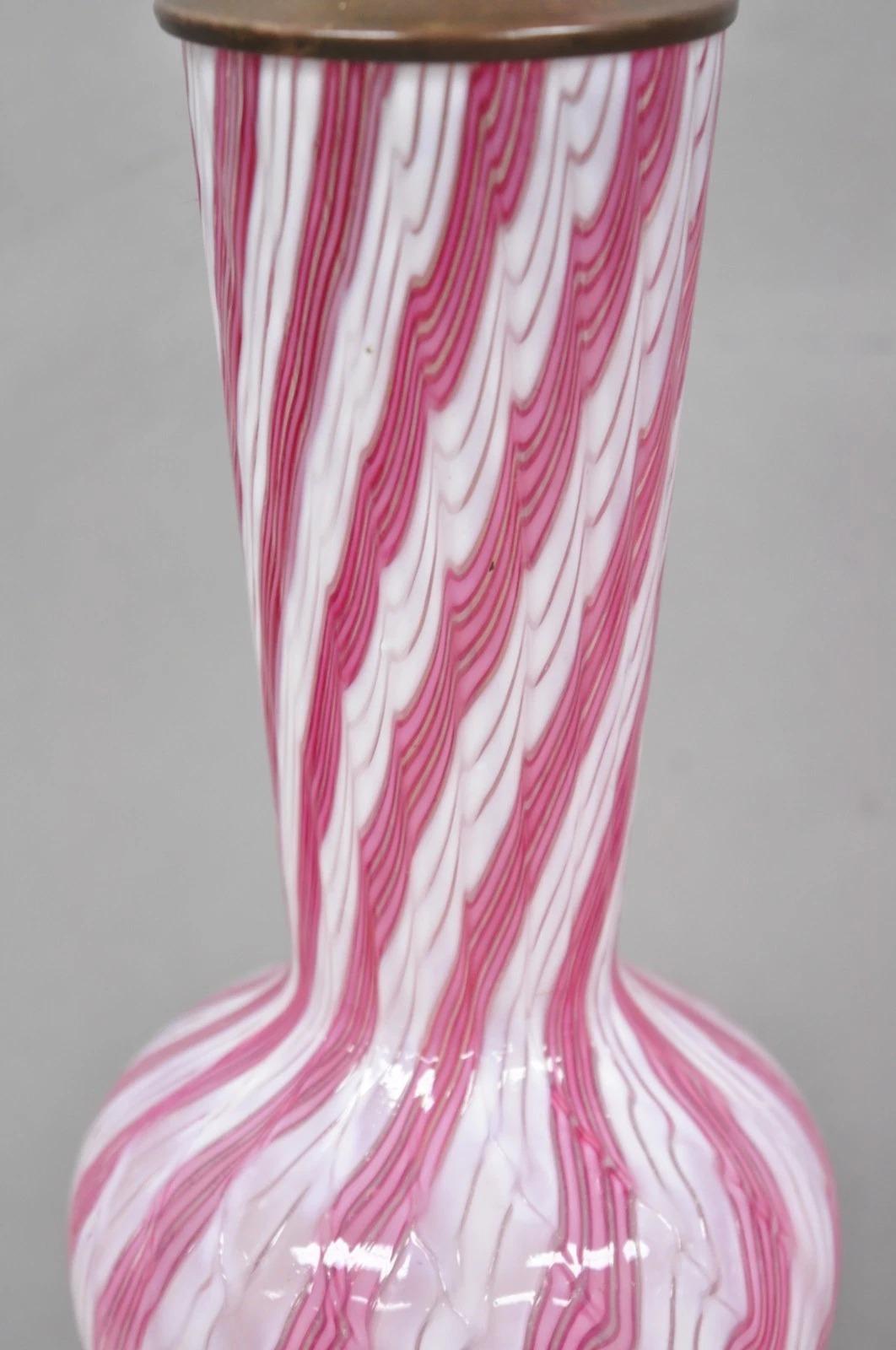 Lámpara de mesa pequeña Vintage Italian Latticino Murano Pink Ribbon Swirl Glass - Pareja siglo XX en venta
