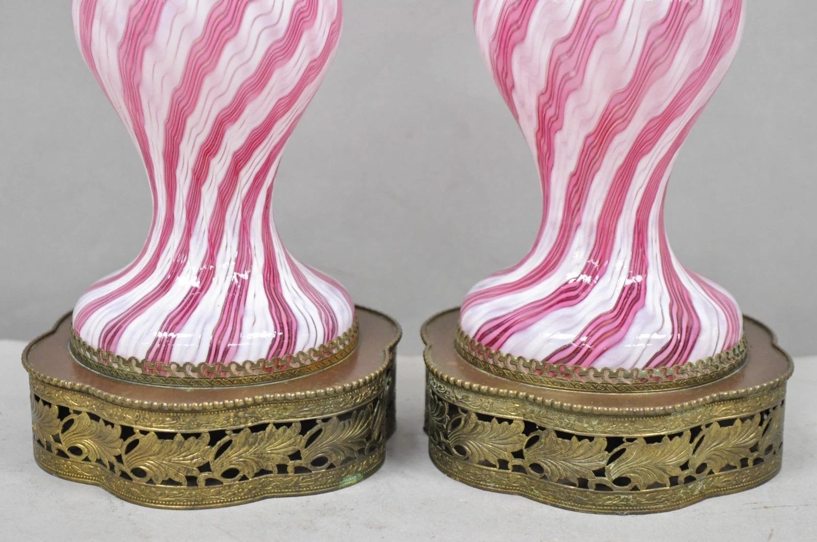 Lámpara de mesa pequeña Vintage Italian Latticino Murano Pink Ribbon Swirl Glass - Pareja Vidrio en venta