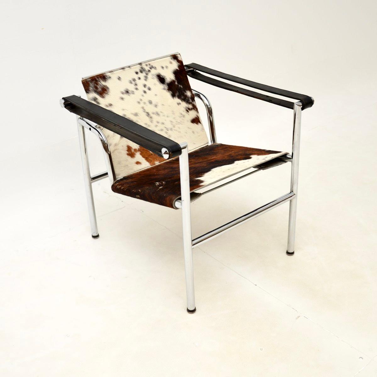 Una superba poltrona italiana LC1 vintage di Le Corbusier, Jeanneret, Perriand, realizzata in Italia e risalente agli anni 1960-70 circa.

Riteniamo che si tratti di una produzione di alta qualità di Cassina, che ha acquisito i diritti per la