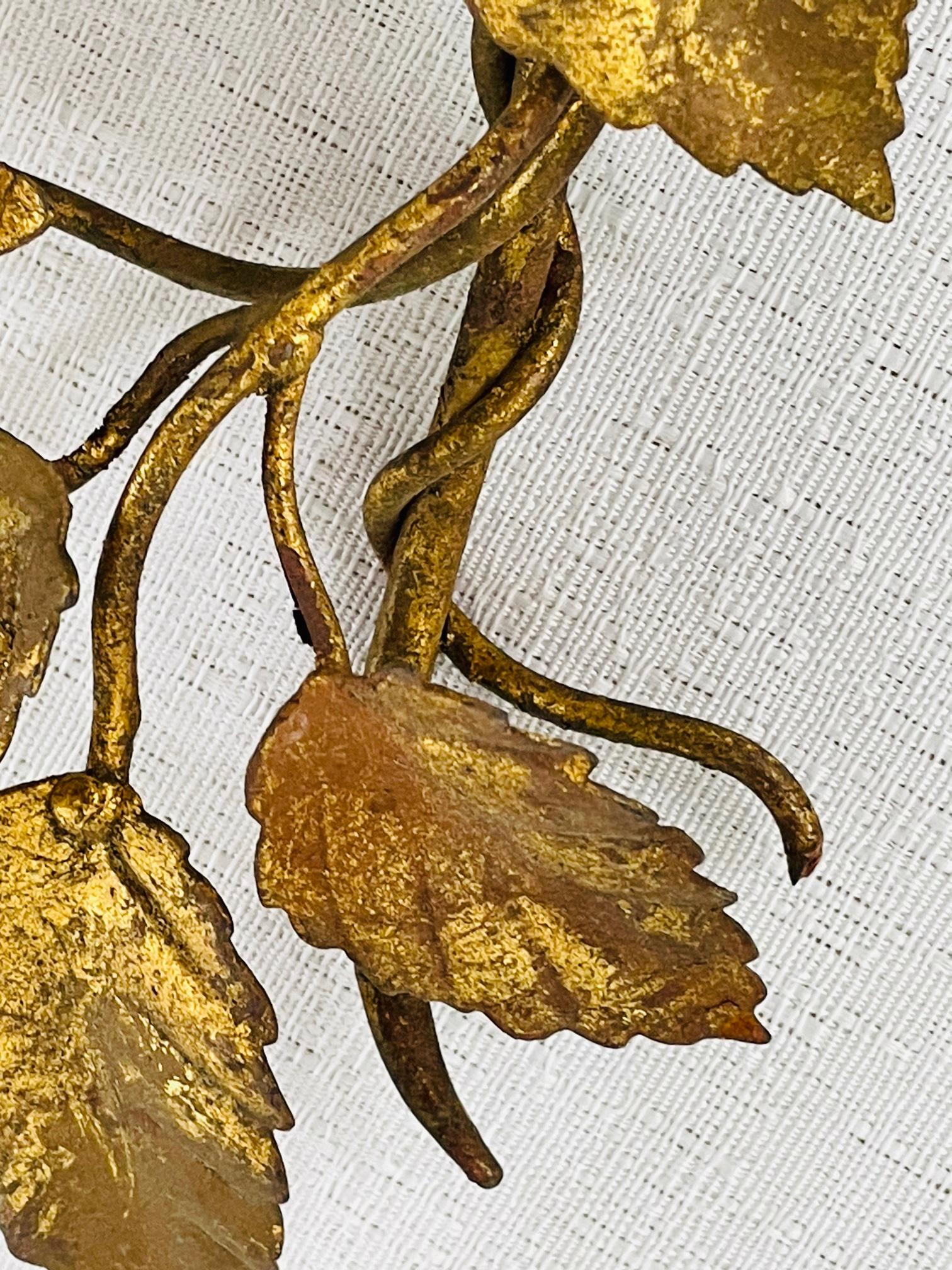 Paar italienische vergoldete Metall-Kerzen-Wandleuchter mit italienischem Blattmuster aus Blattgold  im Angebot 4