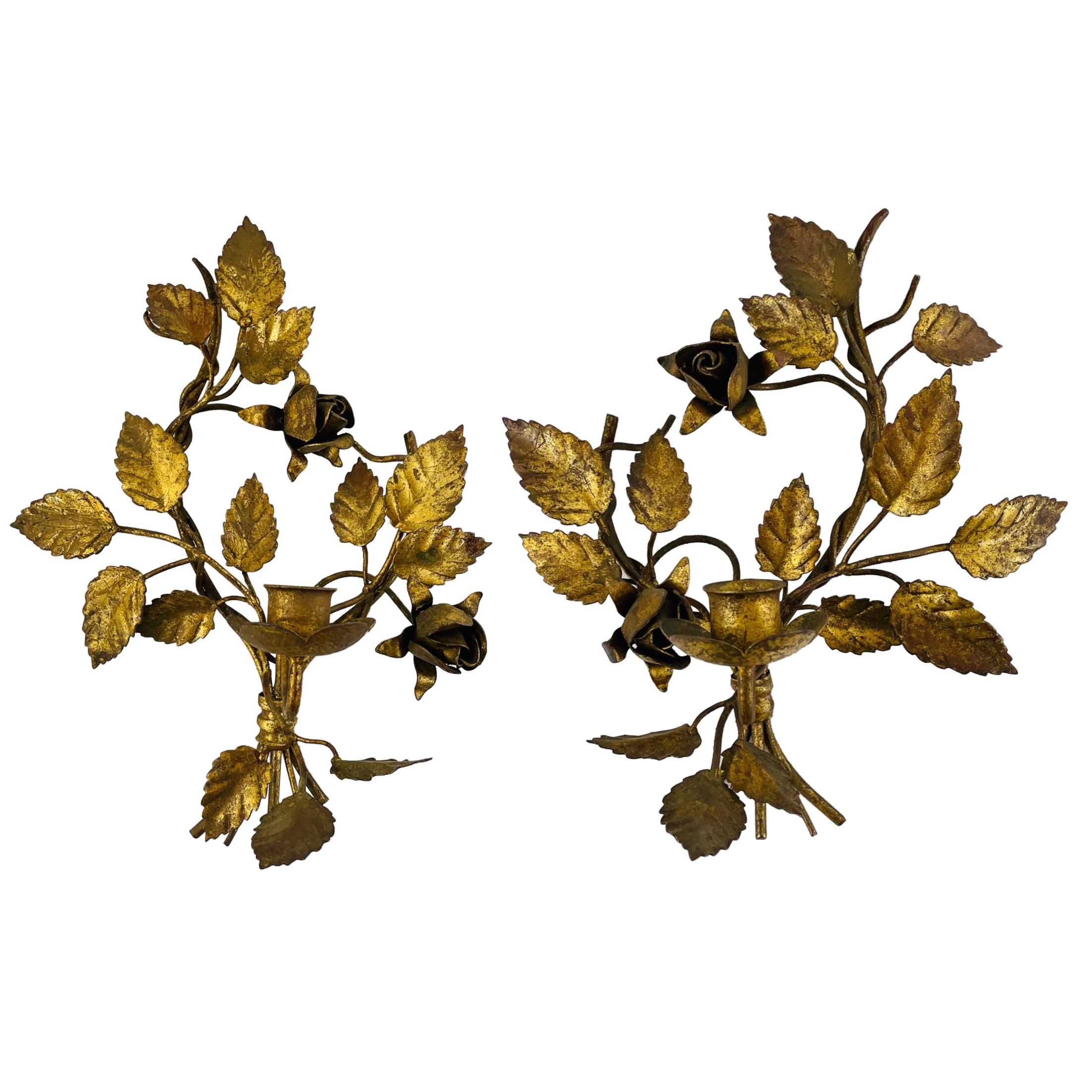 Paire d'appliques murales italiennes vintage à bougie en métal doré et doré à motif de feuilles, une paire 