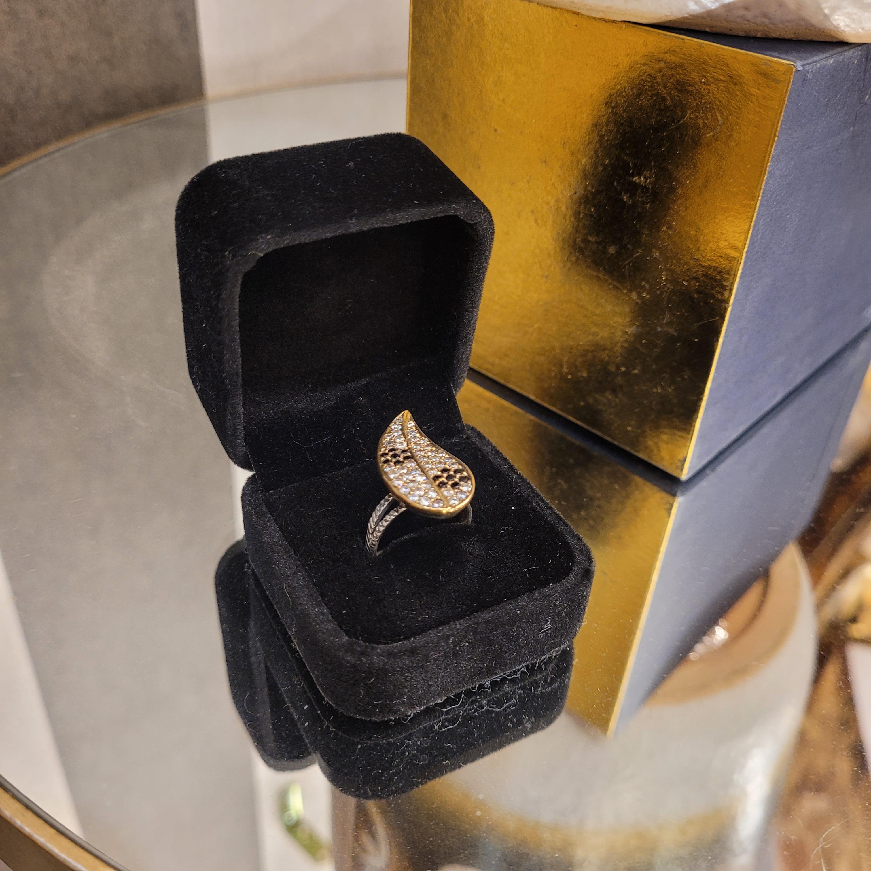 Gorgeous Vintage Italian “Leaf” Ring, Sterling Silver and Zirconia
Exquisite and very refined women's ring made of 925 sterling silver and zircons. This ring features a stylized leaf-shaped design, crafted in silver with a detailed finish thanks to