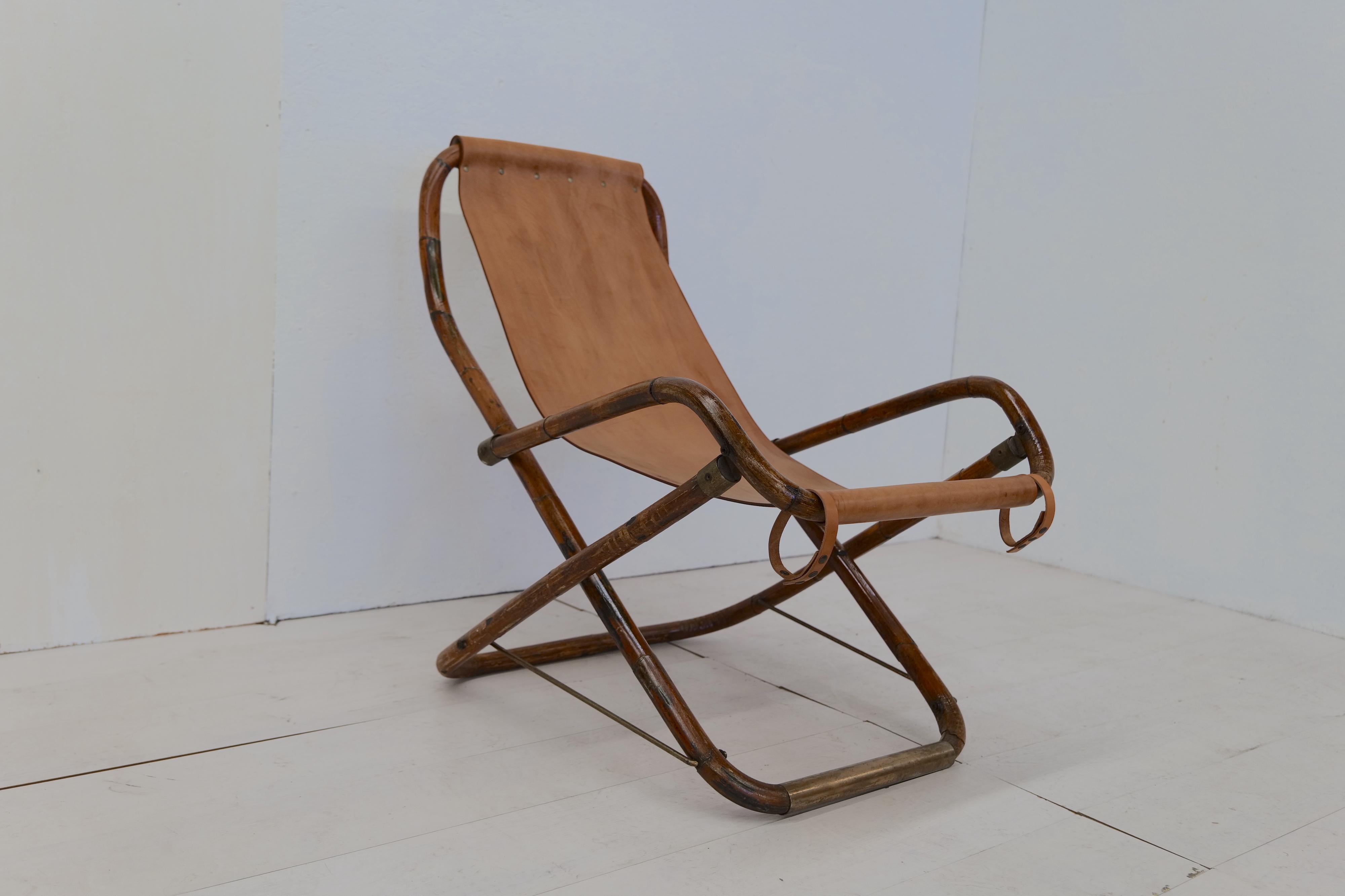 Le fauteuil à bascule italien vintage en cuir et bois des années 1960 est un meuble classique fabriqué en Italie. Il se caractérise par un cadre en bois robuste aux courbes et détails élégants, associé à une assise et un dossier confortables revêtus