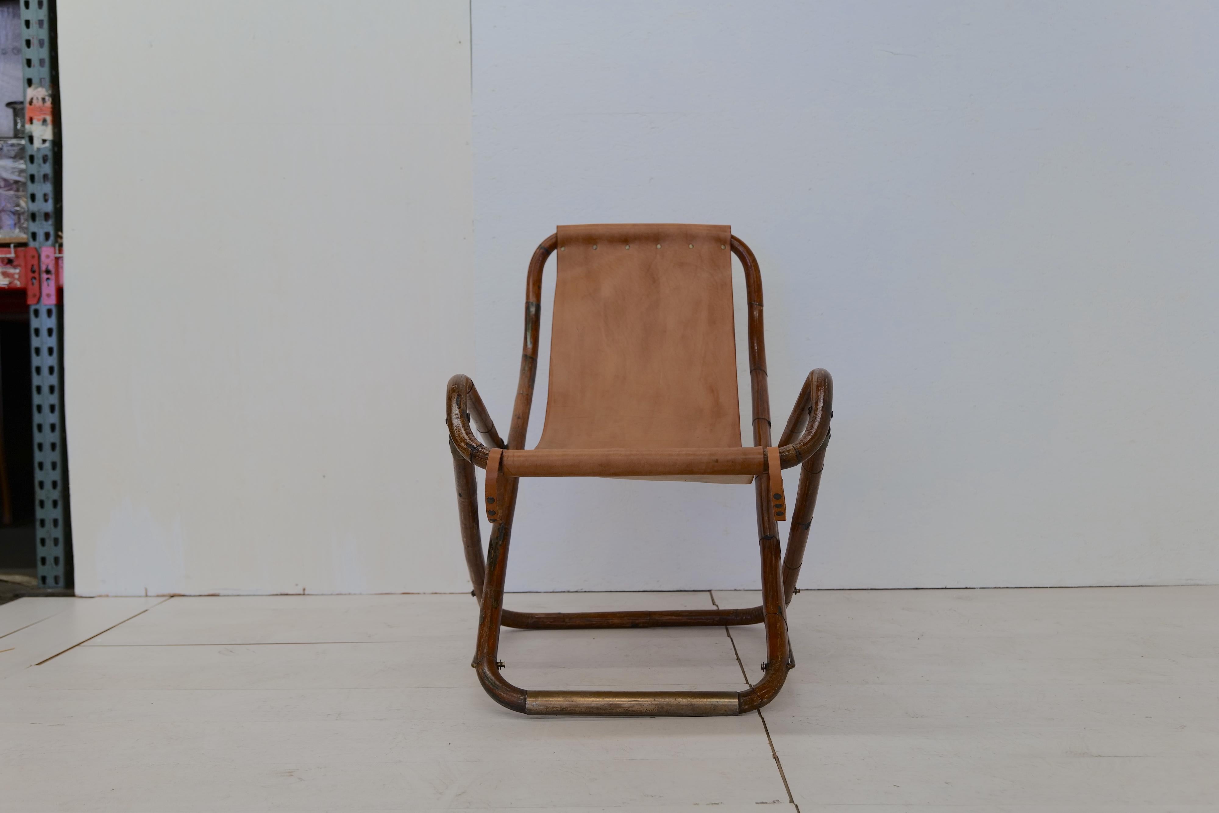 Mid-Century Modern Chaise à bascule italienne vintage en cuir et bois des années 1960 en vente