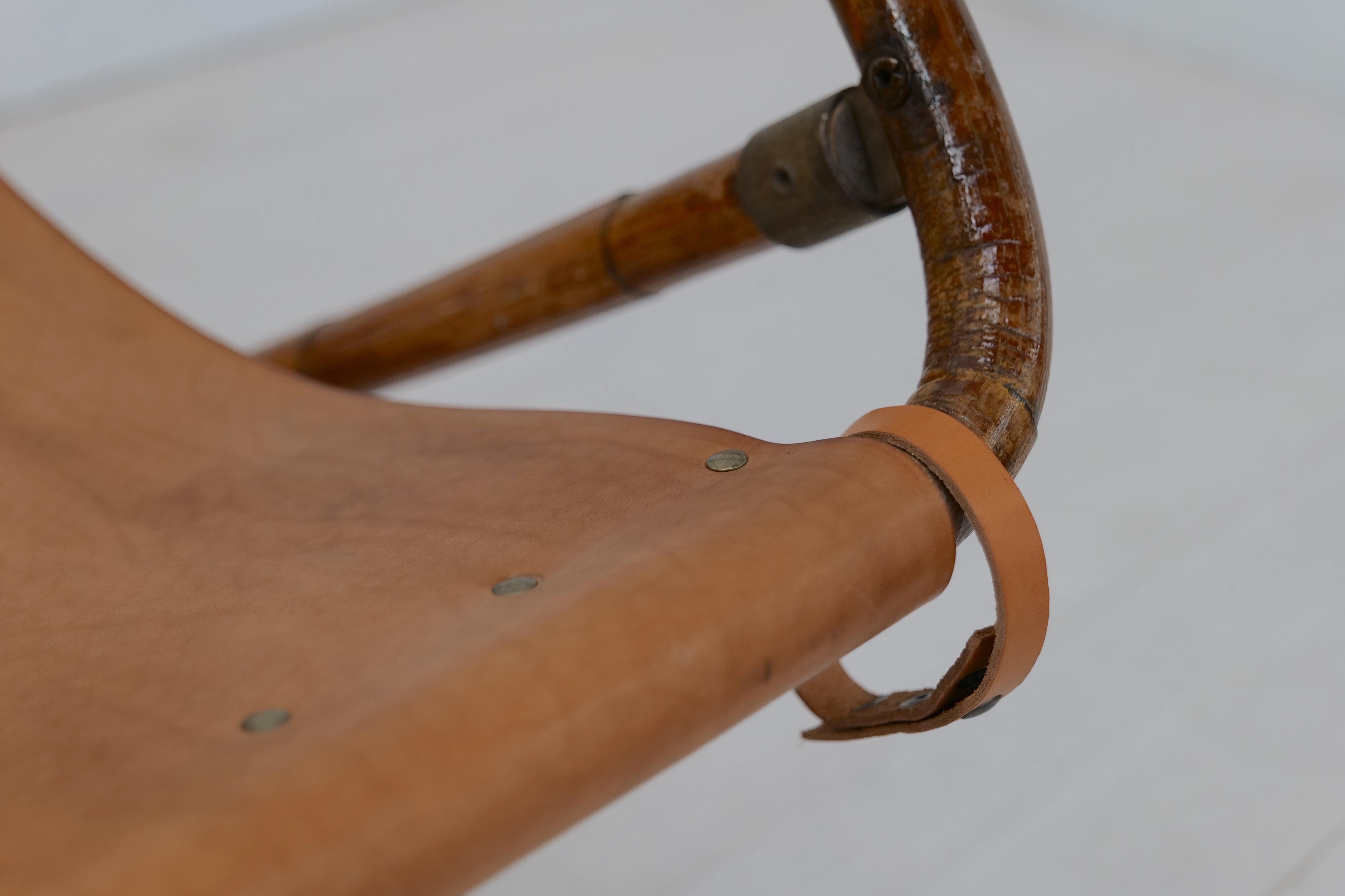 Cuir Chaise à bascule italienne vintage en cuir et bois des années 1960 en vente