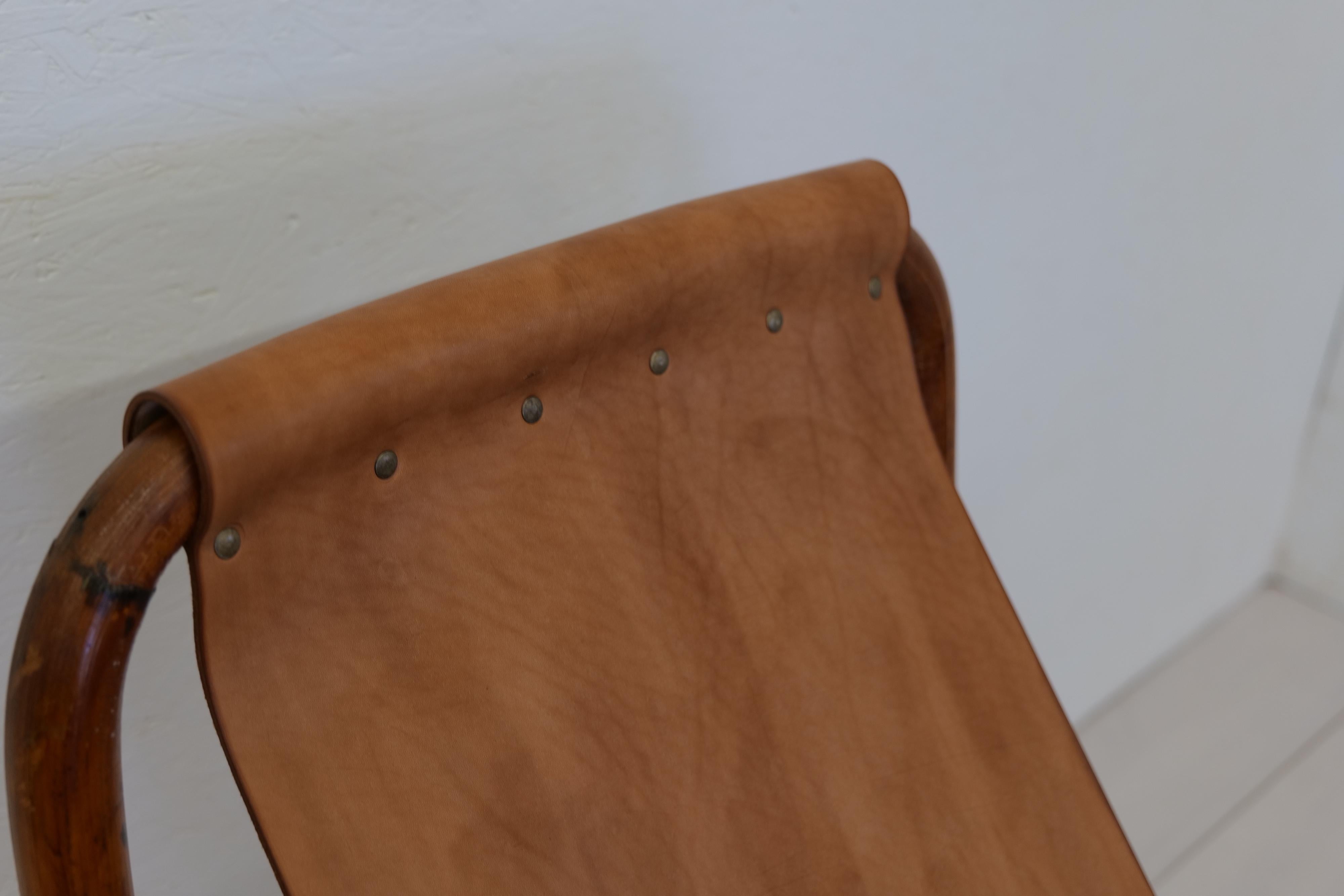 Chaise à bascule italienne vintage en cuir et bois des années 1960 en vente 1