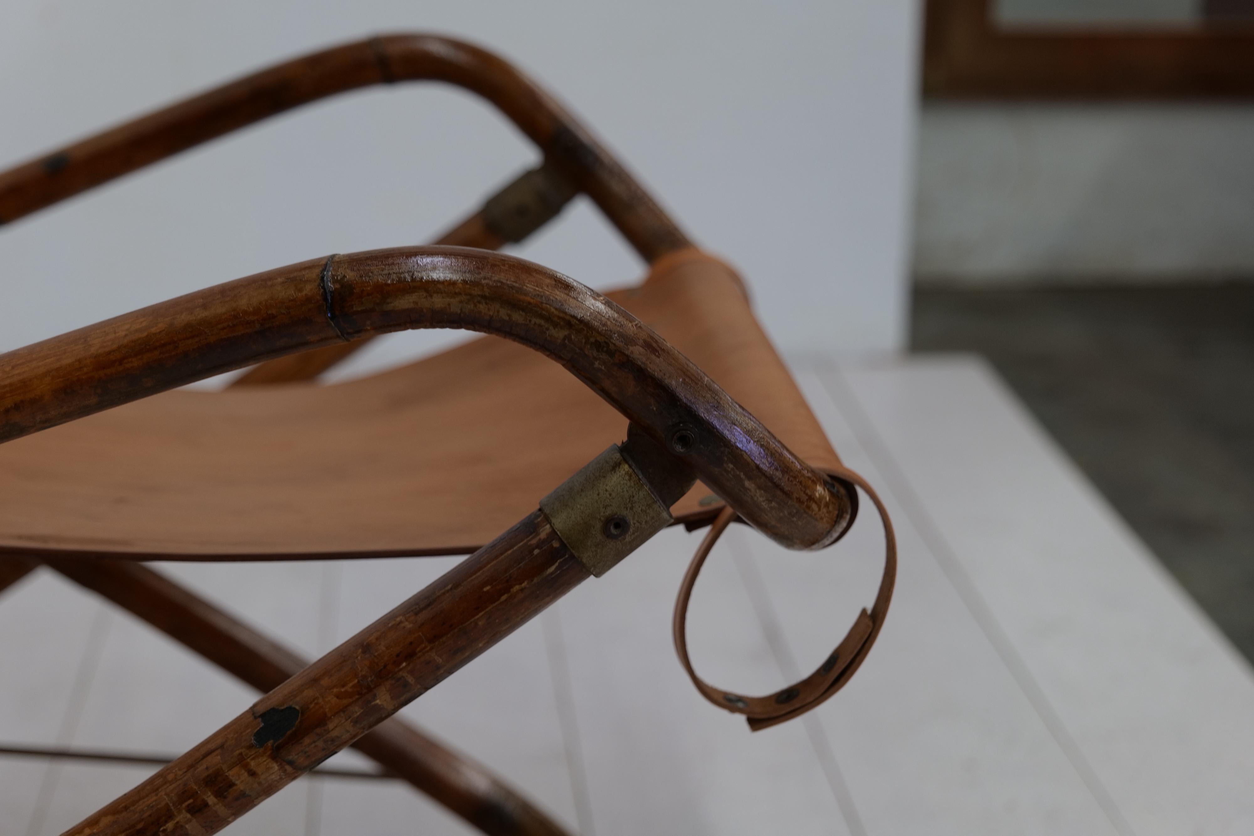 Chaise à bascule italienne vintage en cuir et bois des années 1960 en vente 2