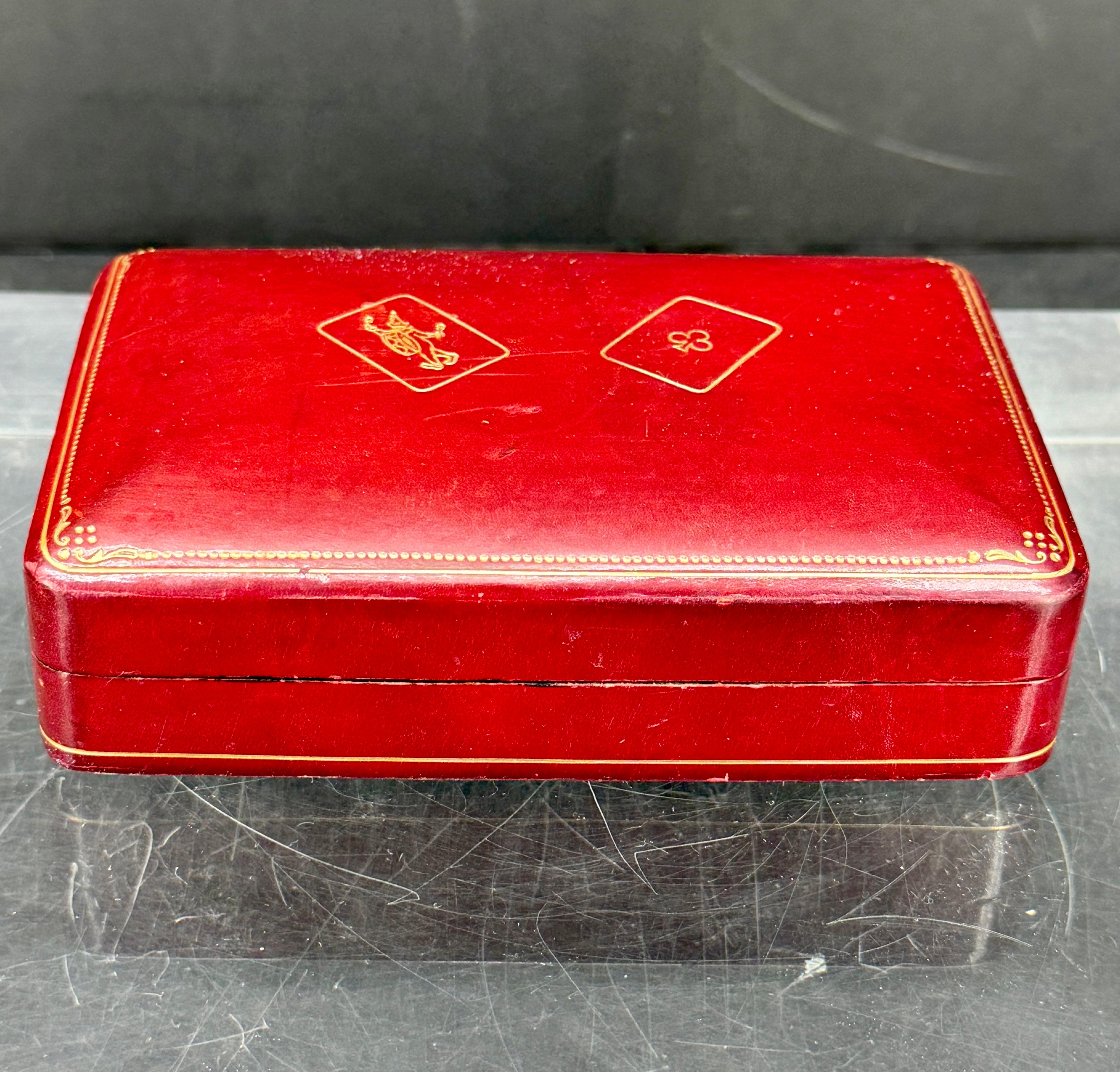 Boîte rectangulaire en cuir pour deux jeux de cartes, Vintage 1960's Italily. Cette boîte du milieu du siècle est gaufrée en or avec des décorations sur le dessus. Estampillé sur le bas. Fabriqué en Italie. Une pièce fantastique sur une table basse