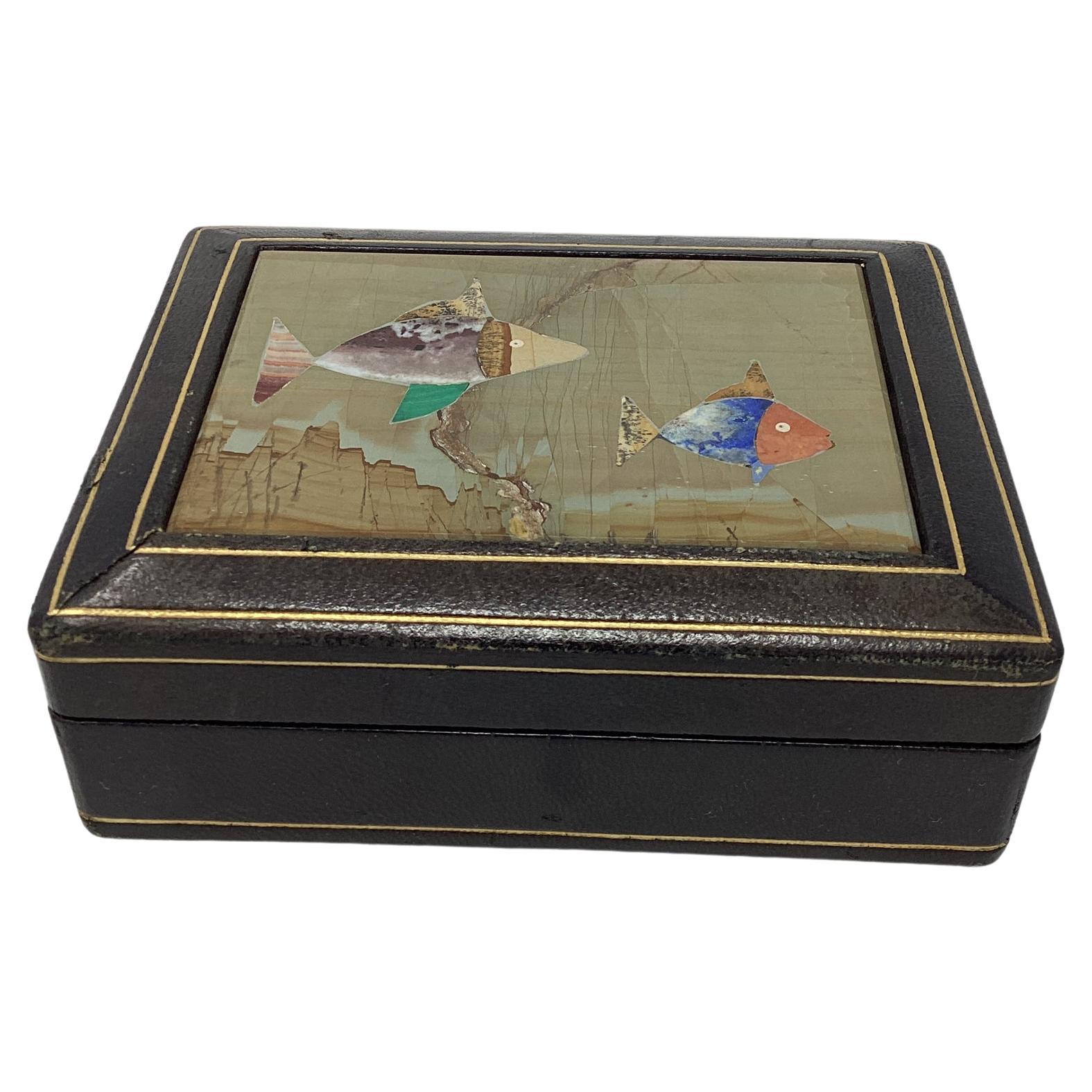 Boîte italienne vintage en cuir Pietra Dura avec décoration de poissons  en vente