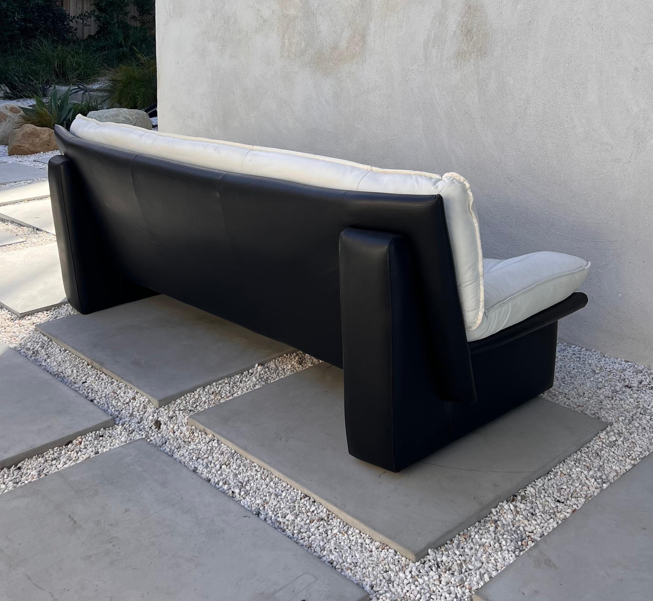 Vintage Italian Leather Postmodern Sofa by Nicoletti Salotti, circa 1980 11