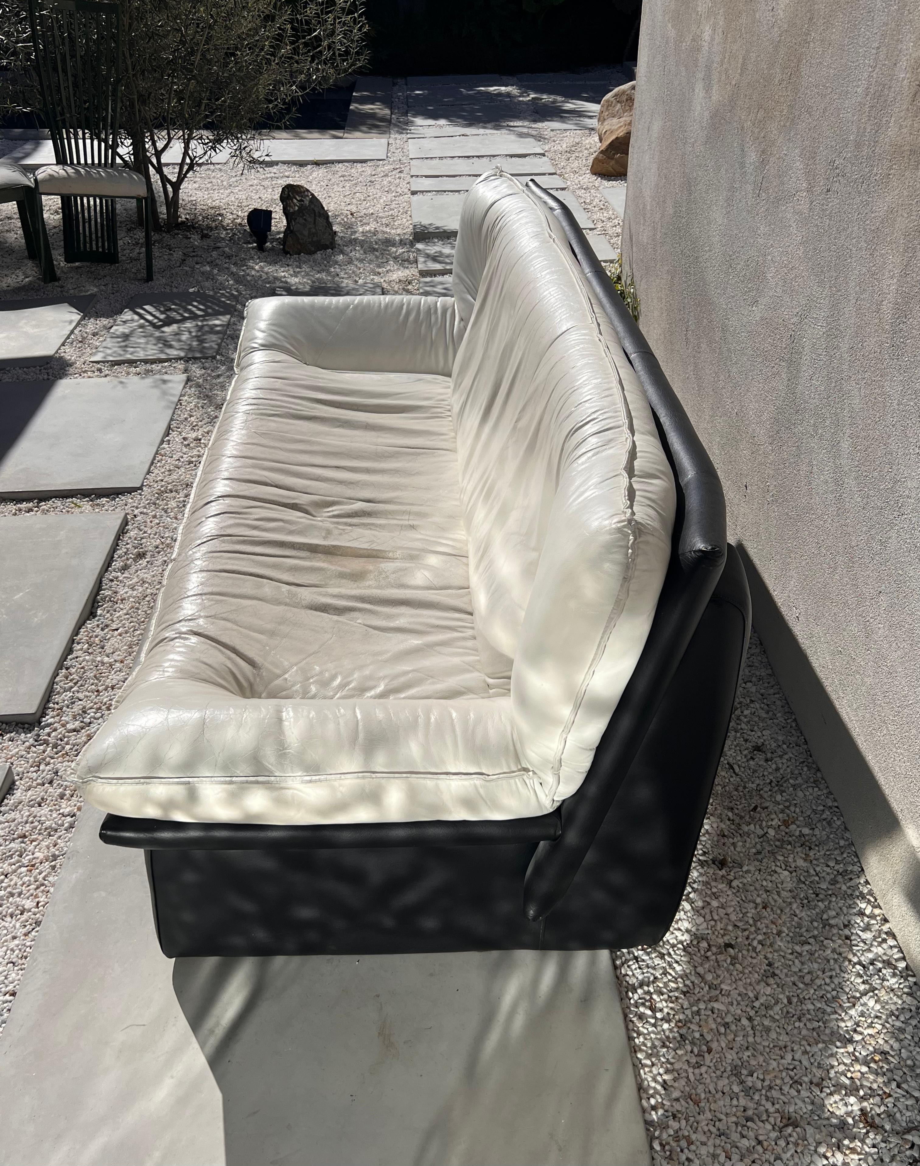 Vintage Italian Leather Postmodern Sofa by Nicoletti Salotti, circa 1980 In Good Condition In View Park, CA