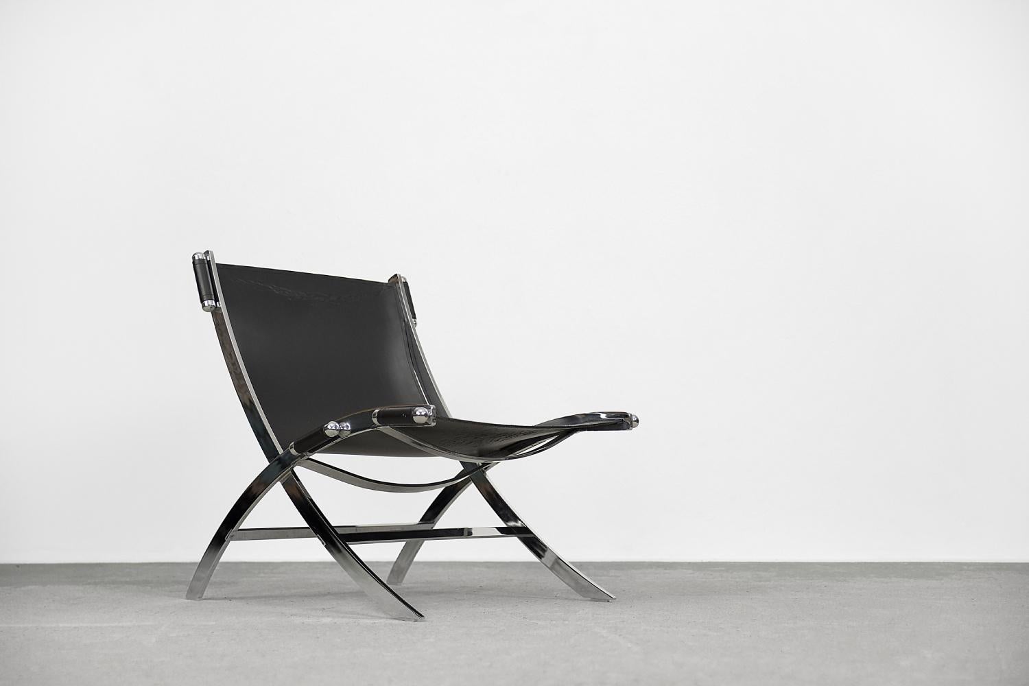 This heavy and solid but at the same time elegant Timeless chair was designed by Antonio Citterio for the Italian Flexform manufacture during the 1980s. This chair has a chromed steel X-shaped frame over which black natural leather has been