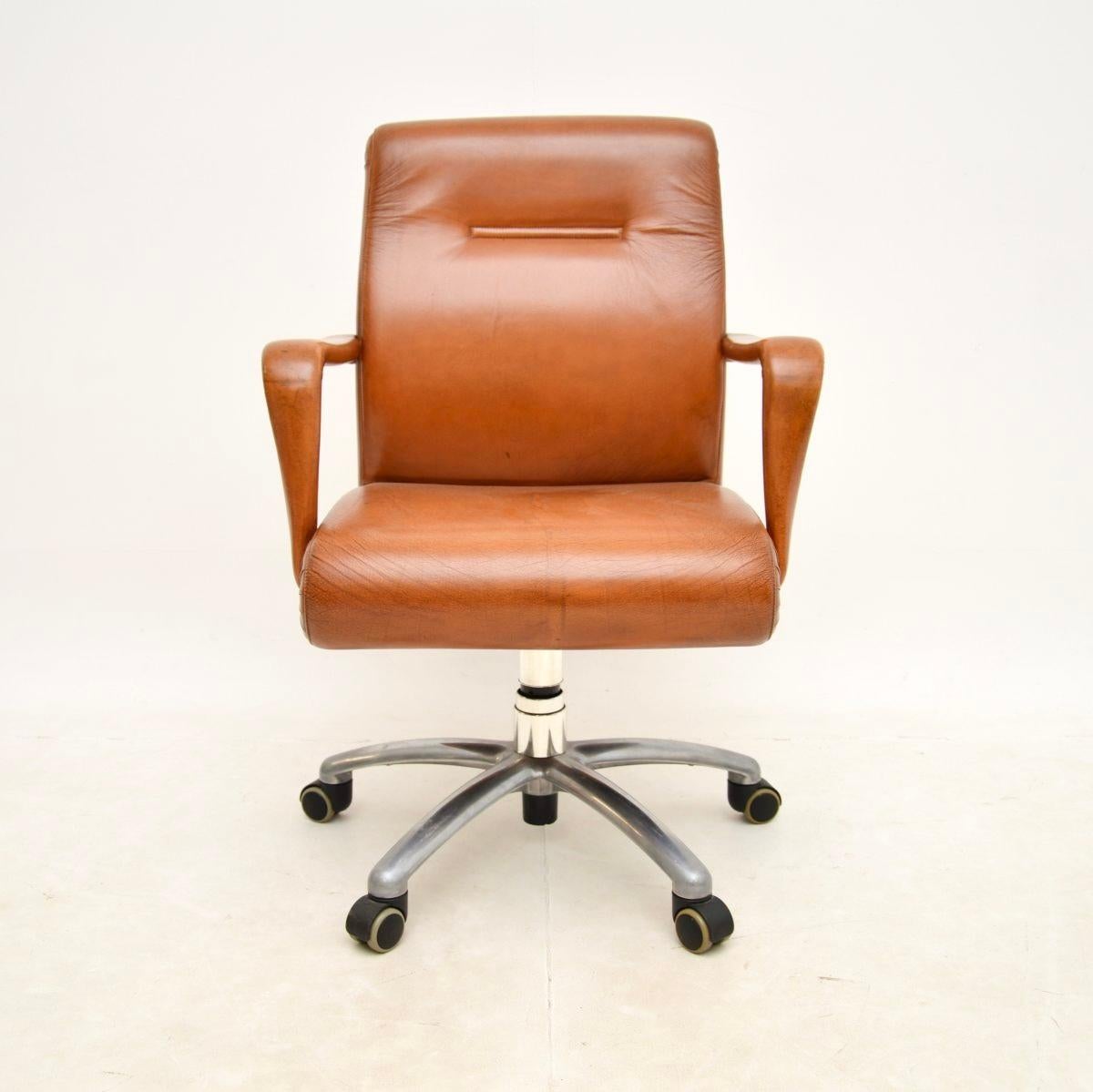 A very stylish, well made and extremely comfortable vintage Italian leather swivel desk chair by Poltrona Frau. It was made in Italy, it dates from the late 20th century.

The quality is outstanding, it is upholstered in a gorgeous brown leather