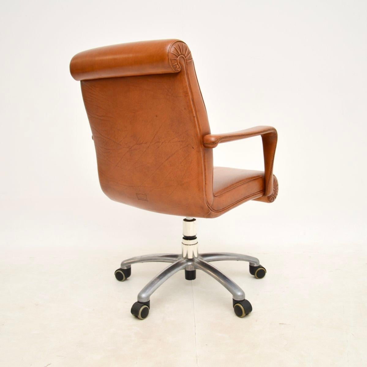 XXIe siècle et contemporain Chaise de bureau pivotante italienne vintage en cuir par Poltrona Frau en vente