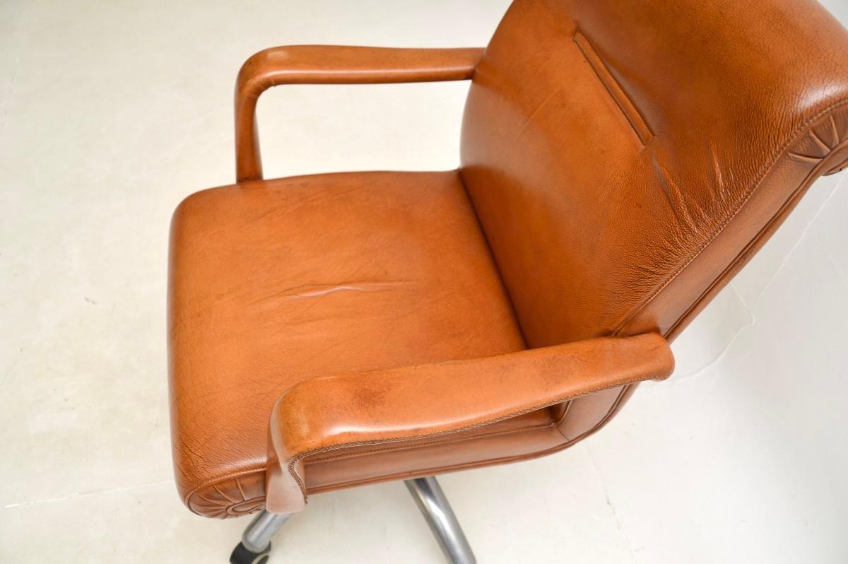 Chaise de bureau pivotante italienne vintage en cuir par Poltrona Frau en vente 1